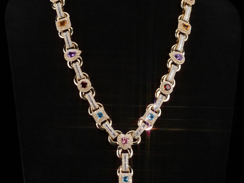 Las cadenas de oro personalizadas Maestros Joyeros elevan cualquier outfit.