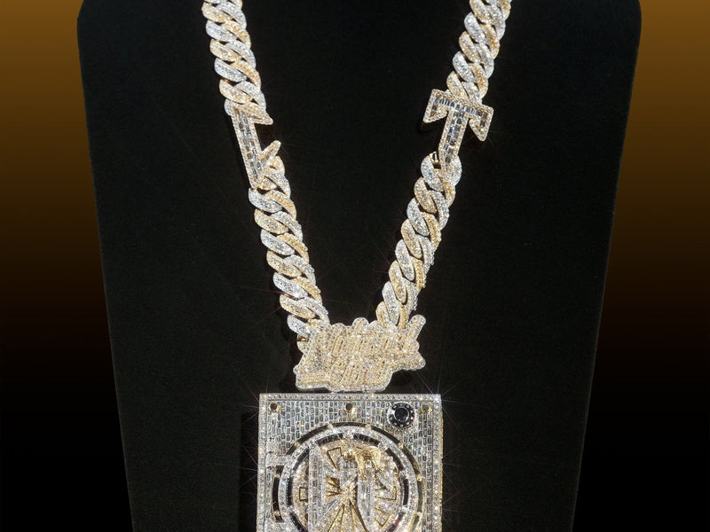 El brillo de Natanael Cano resalta con las joyas personalizadas de Maestros Joyeros