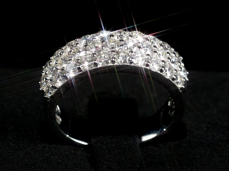 Un anillo de diamantes es un regalo atemporal para cualquier ocasión.