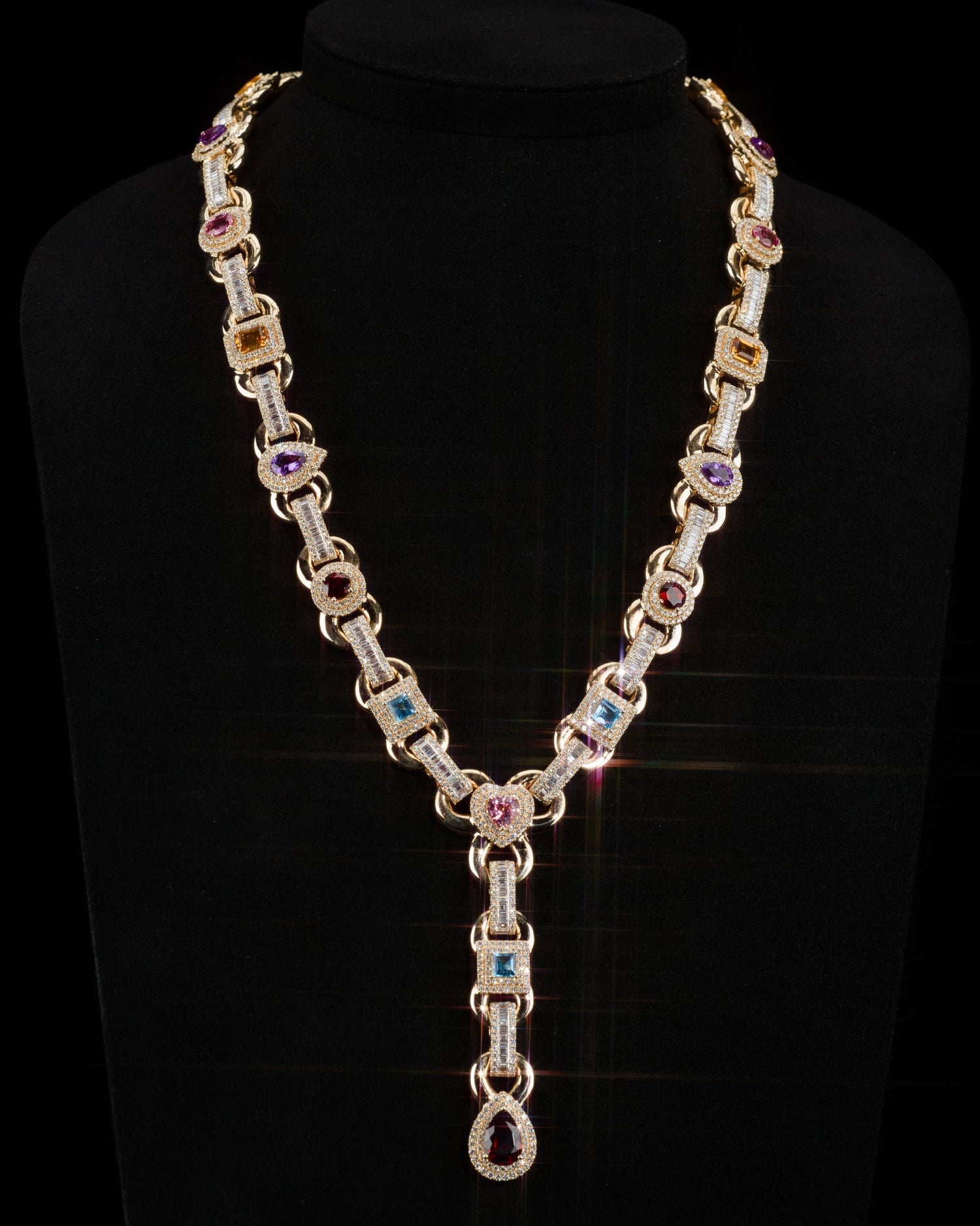  Las cadenas de oro personalizadas Maestros Joyeros elevan cualquier outfit.  