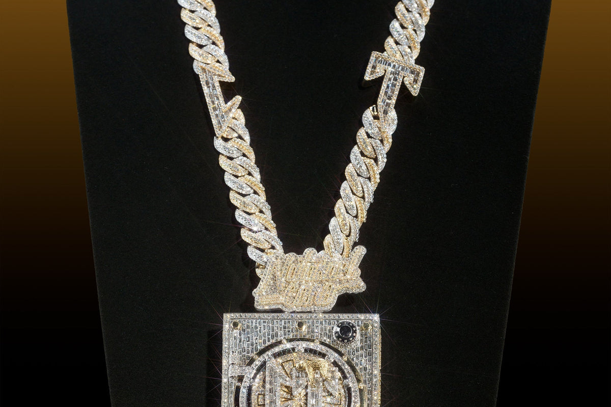 El brillo de Natanael Cano resalta con las joyas personalizadas de Maestros Joyeros