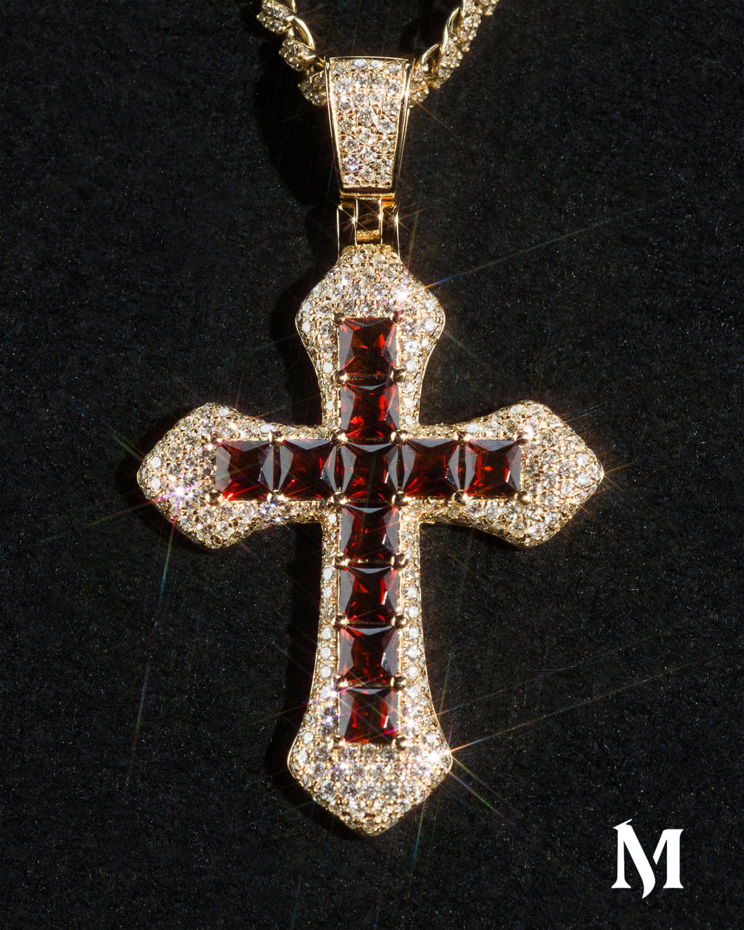 Las cruces de oro son una joya que combina moda y espiritualidad.