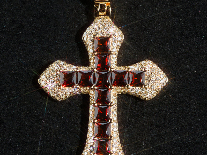 Las cruces de oro son una joya que combina moda y espiritualidad.