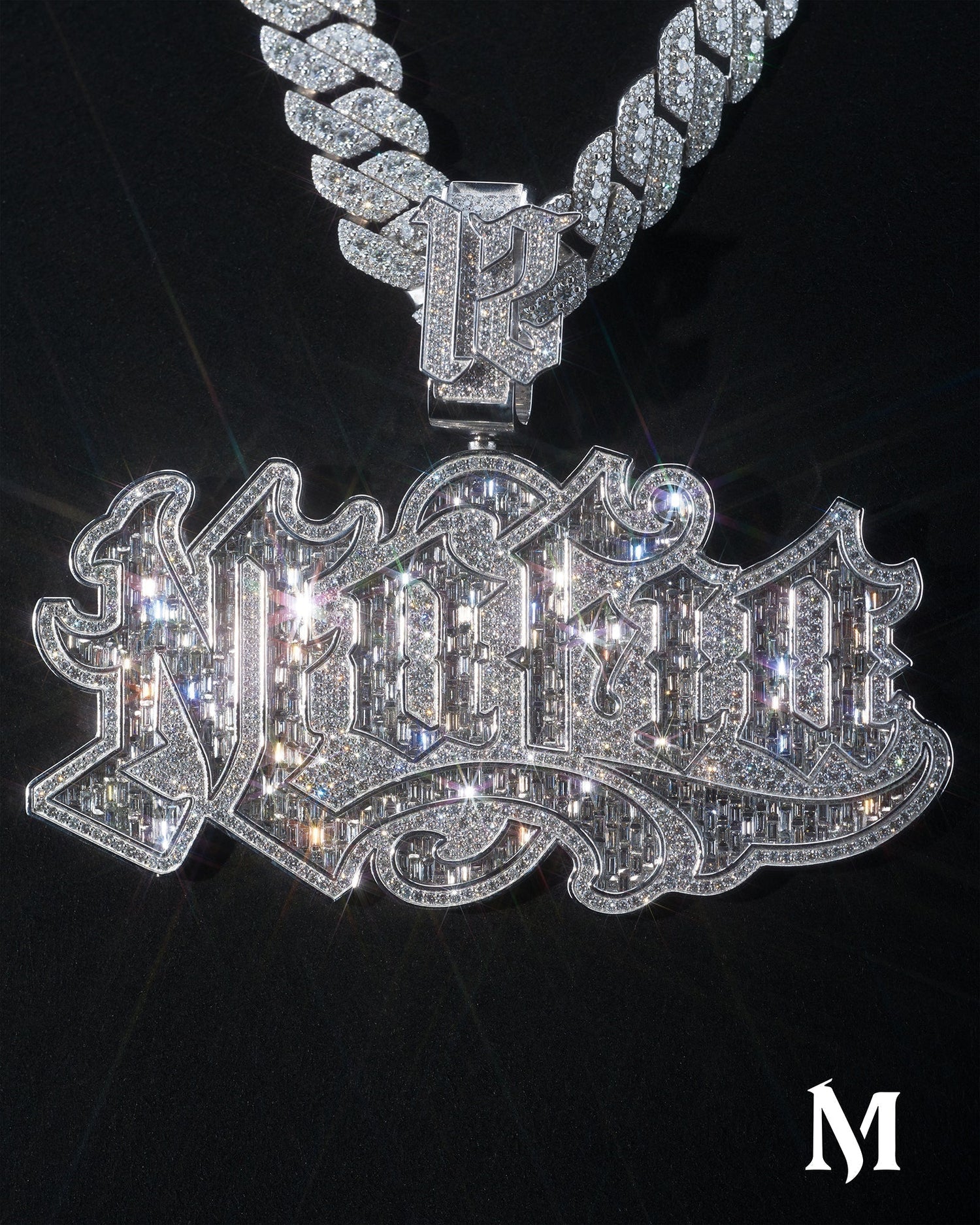 El Alemán se destaca por su estilo tanto arriba como abajo de los escenarios.