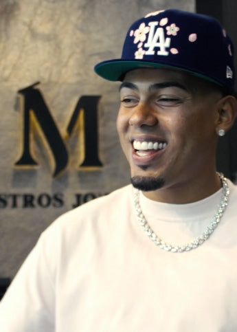 Myke Towers transformó la moda urbana al usar accesorios elegantes.