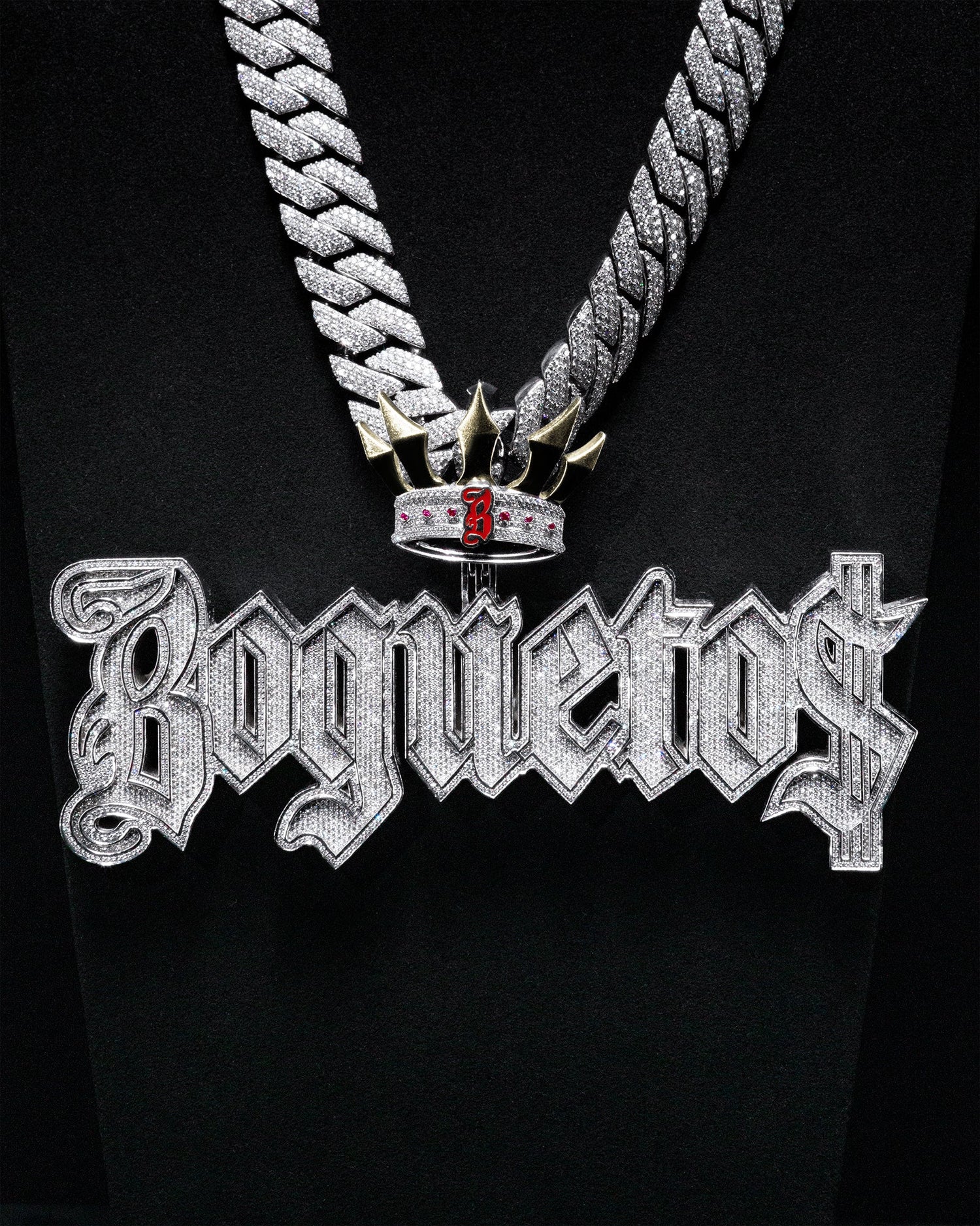 Los dijes de oro personalizados de Maestros Joyeros combinan elegancia e innovación en su diseño. 