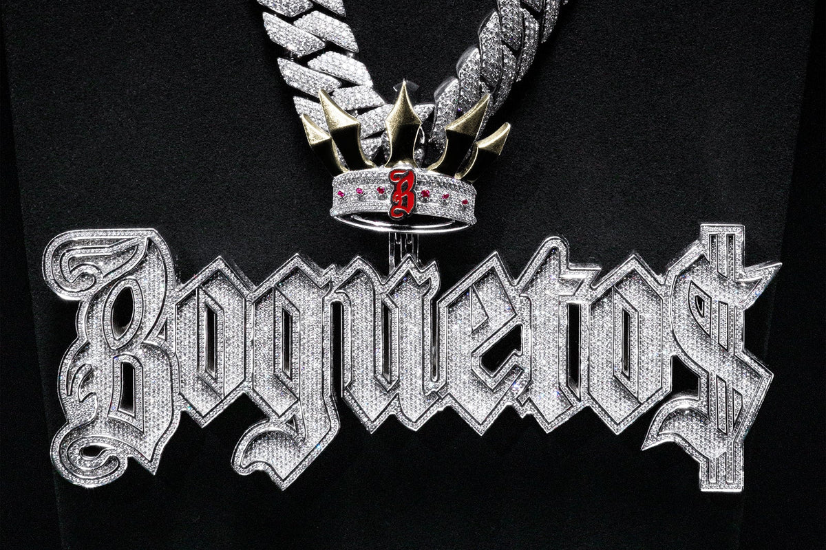 Los dijes de oro personalizados de Maestros Joyeros combinan elegancia e innovación en su diseño. 