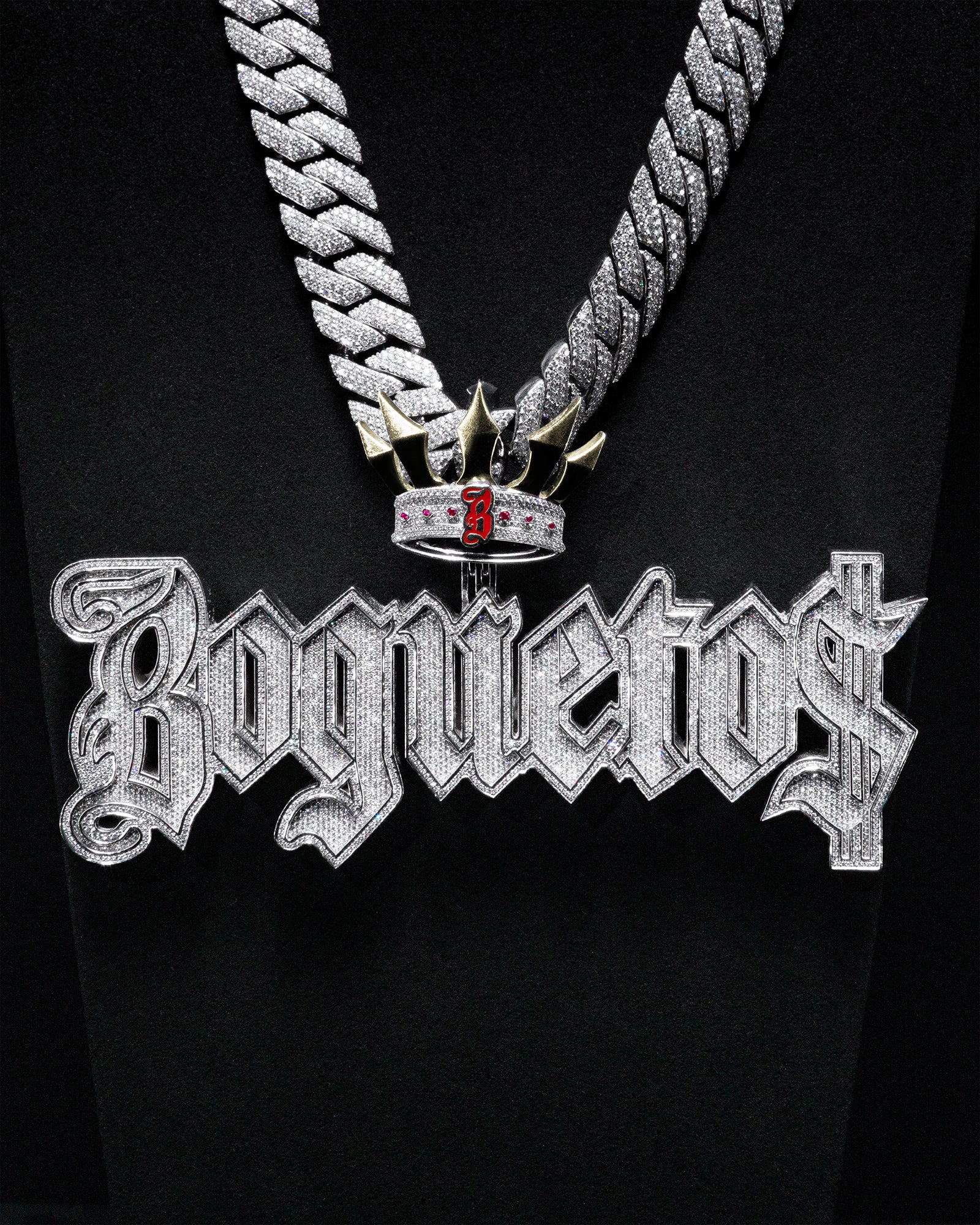 Los dijes de oro personalizados de Maestros Joyeros combinan elegancia e innovación en su diseño. 