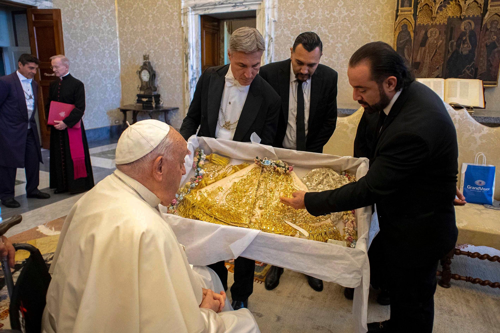 Maestros Joyeros Entrega un Manto Especial al Papa Francisco en el Vaticano