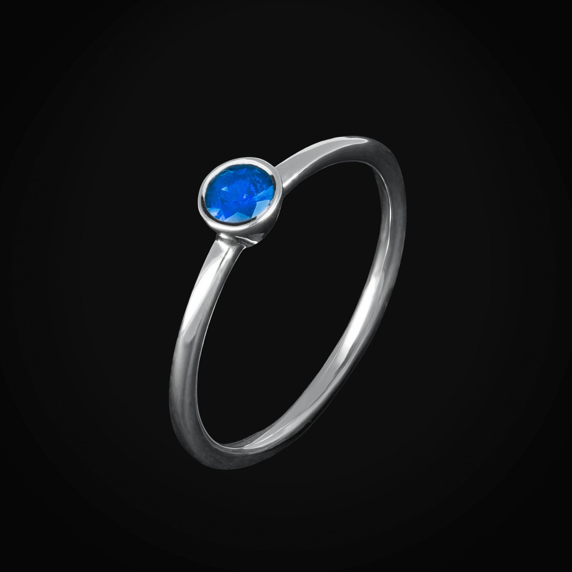 Anillo Liso Marco Central con Zafiro Azul Oro Blanco 14k  + Estuche