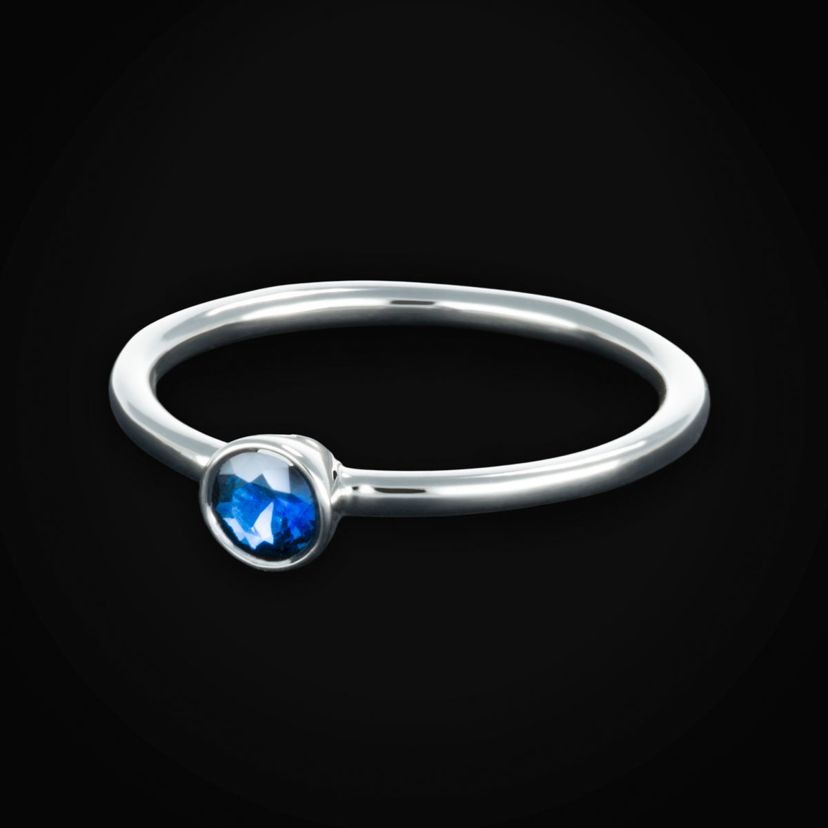 Anillo Liso Marco Central con Zafiro Azul Oro Blanco 14k  + Estuche