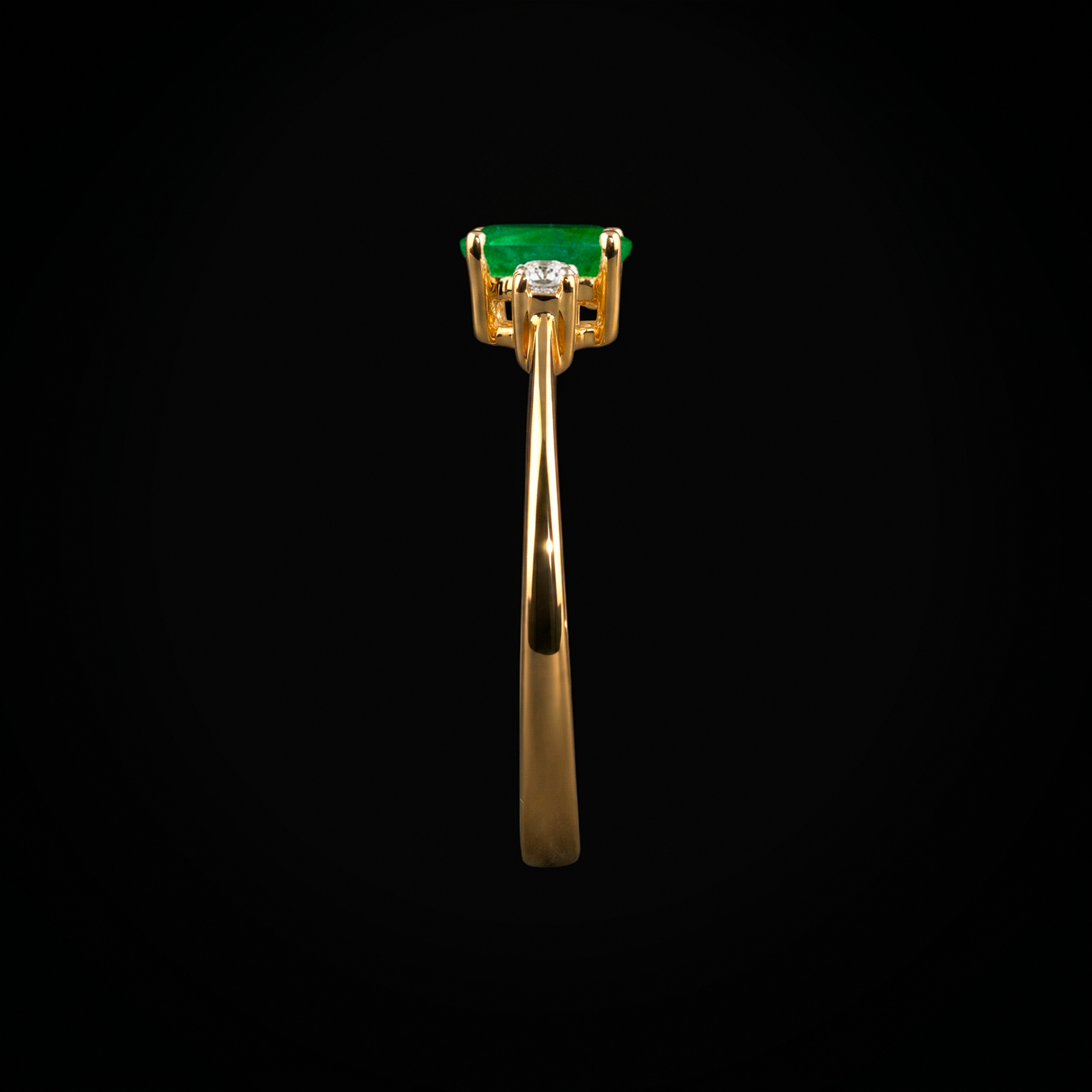 14k yellow gold ring with oval-cut emerald and 2 side diamonds + Case