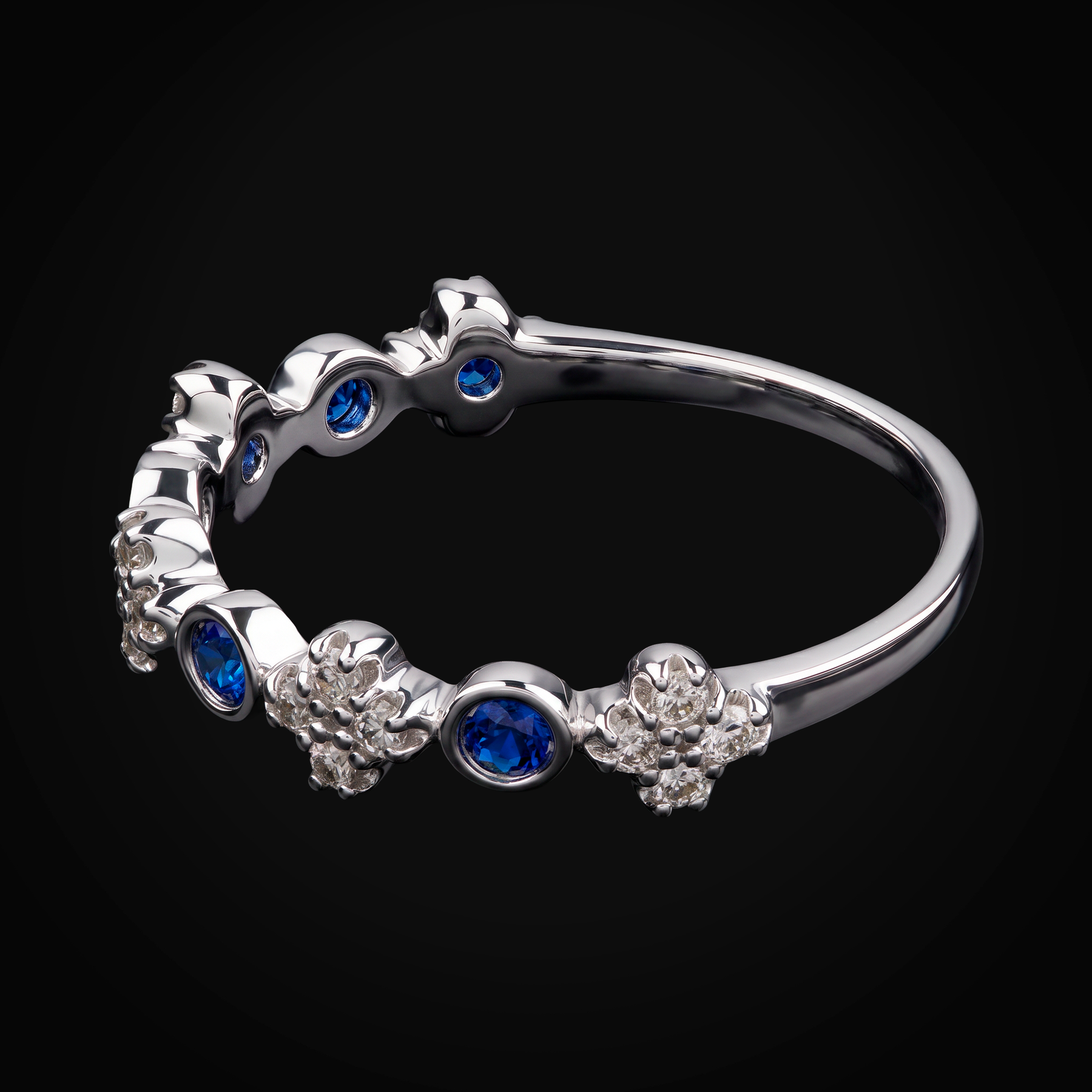 Anillo Liso Secuencia Treboles Full Ice Y Circulos Con Zafiros Azules Oro Blanco 14k + Estuche
