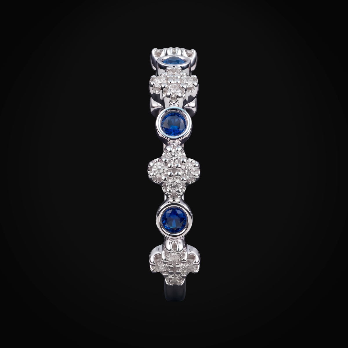 Anillo Liso Secuencia Treboles Full Ice Y Circulos Con Zafiros Azules Oro Blanco 14k + Estuche
