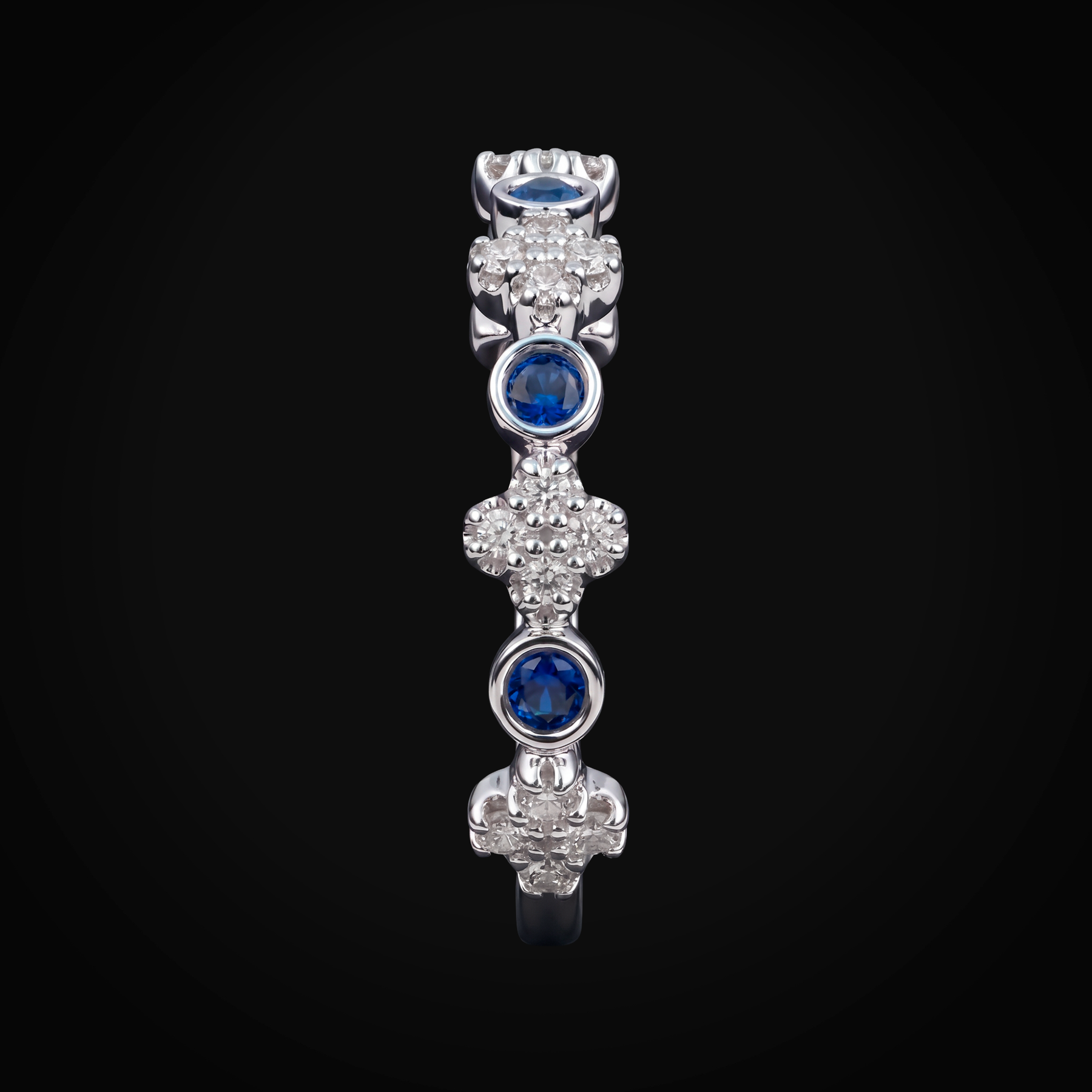 Anillo Liso Secuencia Treboles Full Ice Y Circulos Con Zafiros Azules Oro Blanco 14k + Estuche