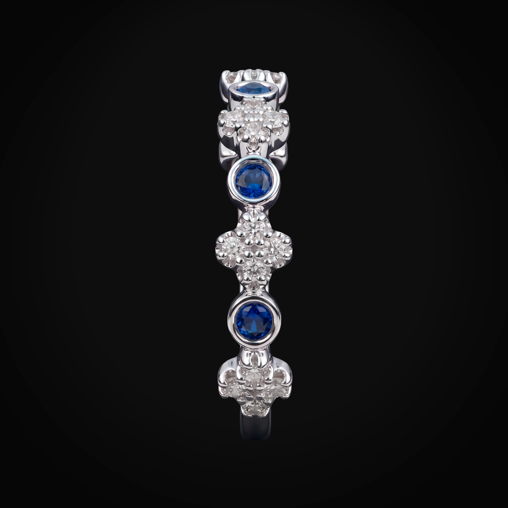 Anillo Liso Secuencia Treboles Full Ice Y Circulos Con Zafiros Azules Oro Blanco 14k + Estuche