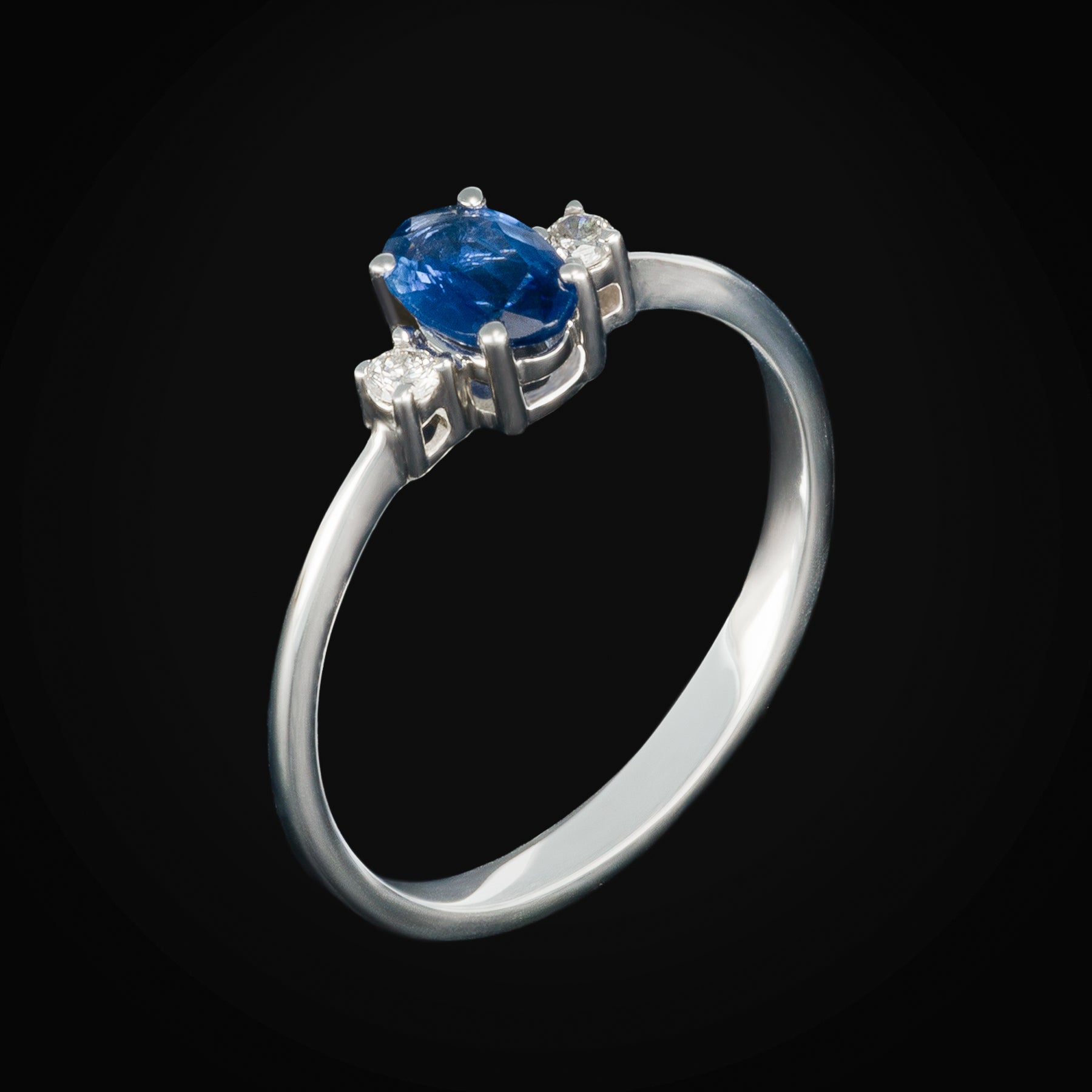 Anillo Liso con Zafiro Azul y 2 Diamantes Laterales oro blanco 14k + Estuche