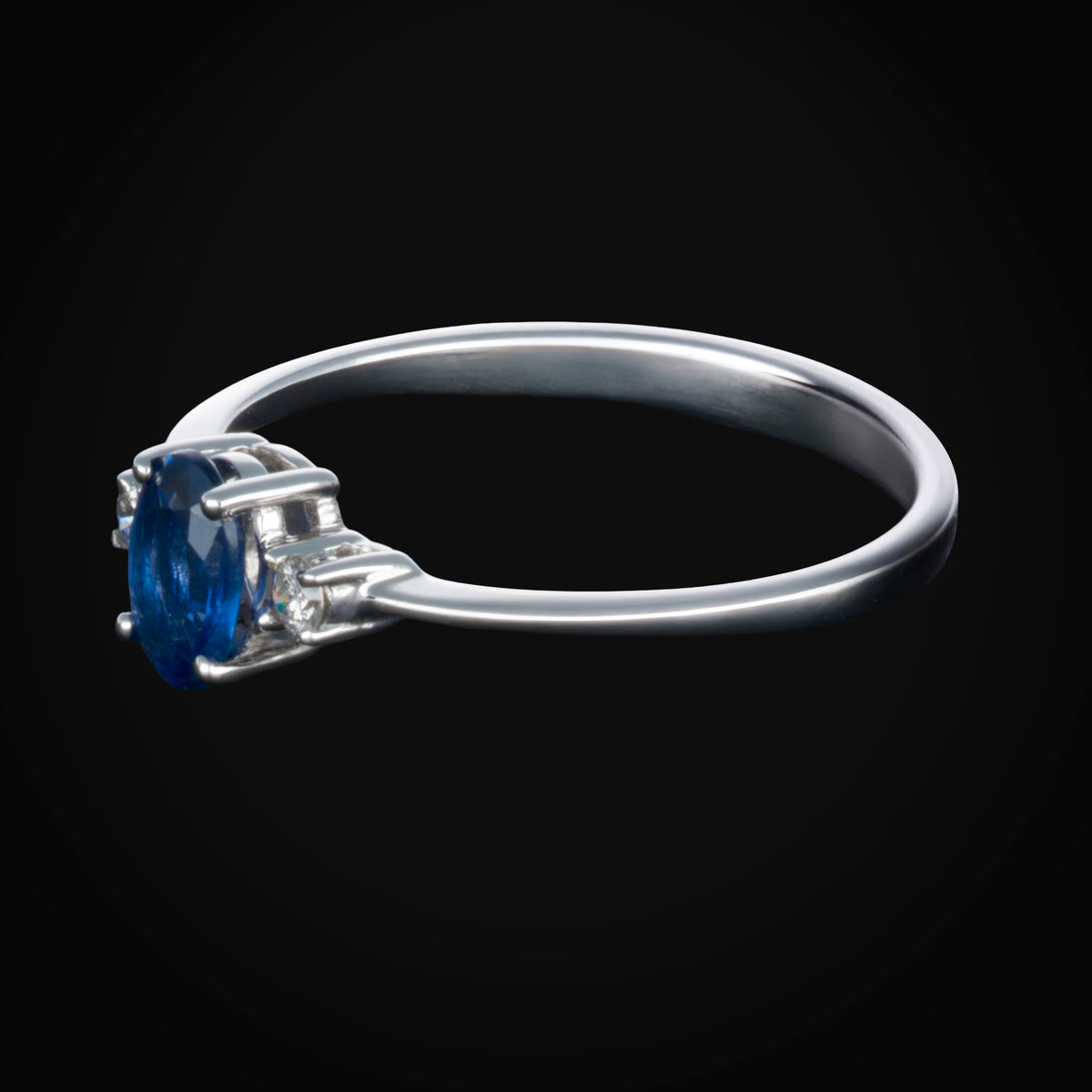 Anillo Liso con Zafiro Azul y 2 Diamantes Laterales oro blanco 14k + Estuche