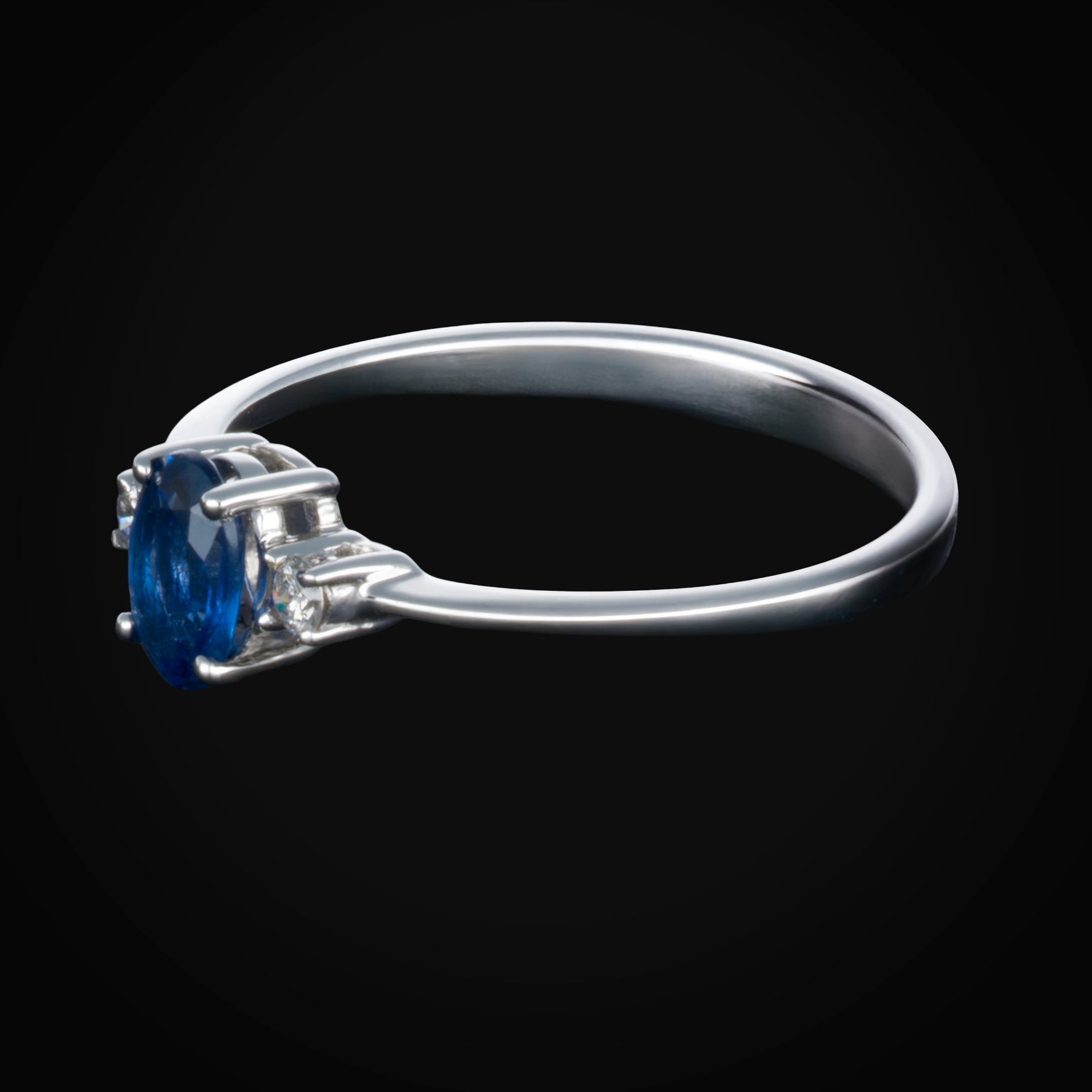 Anillo Liso con Zafiro Azul y 2 Diamantes Laterales oro blanco 14k + Estuche