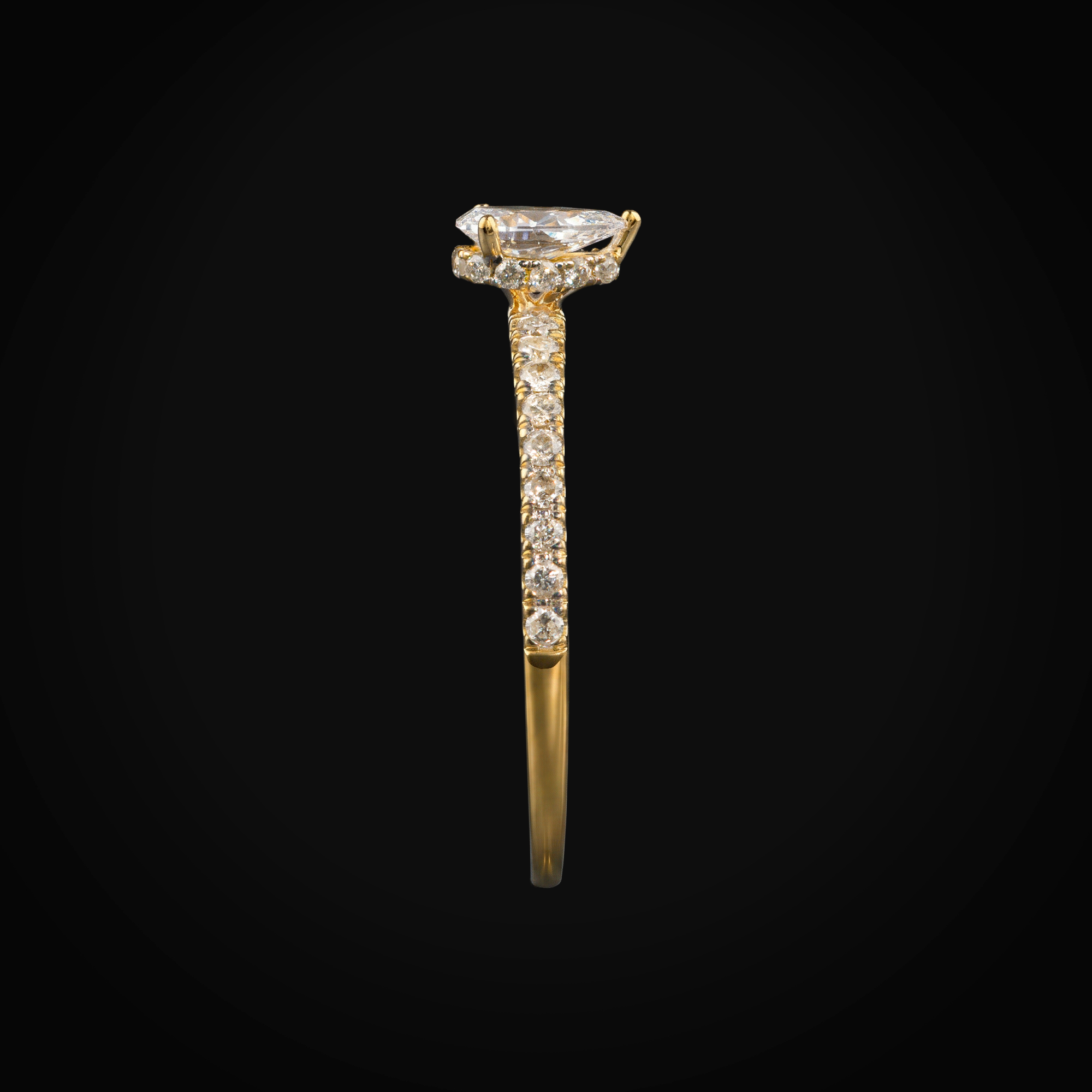 Anillo 14k central corte pera laterales full ice oro amarillo con diamantes de mina corte + Estuche