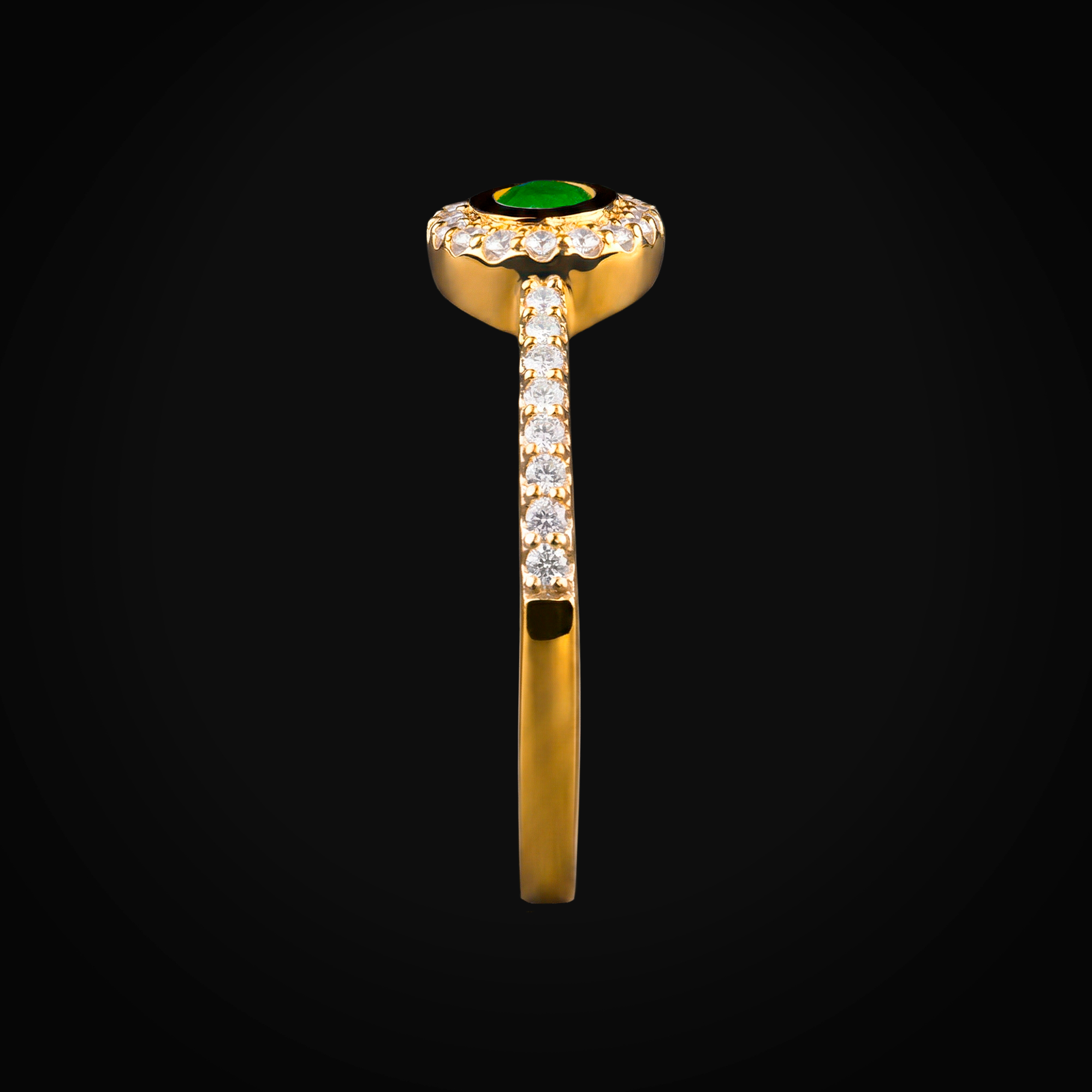 Anillo 14k esmeralda central corte oval, laterales full ice oro amarillo con diamantes de | anillo de oro | Maestros Joyeros