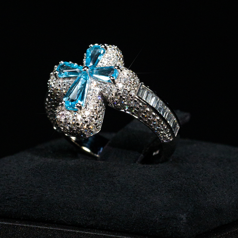 Anillo Cruz Full Ice con 4 Zafiros Azules Claros 14k Oro Blanco