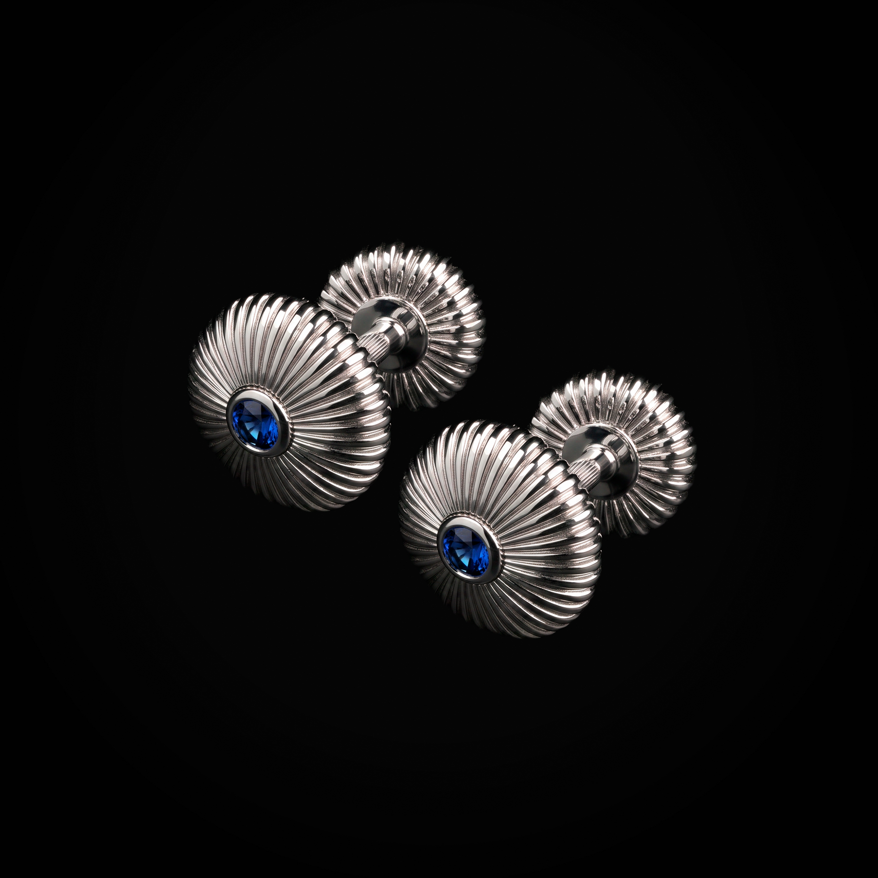 Arete flor fabergé circular troquelada zafiros azules centrales oro blanco 18k