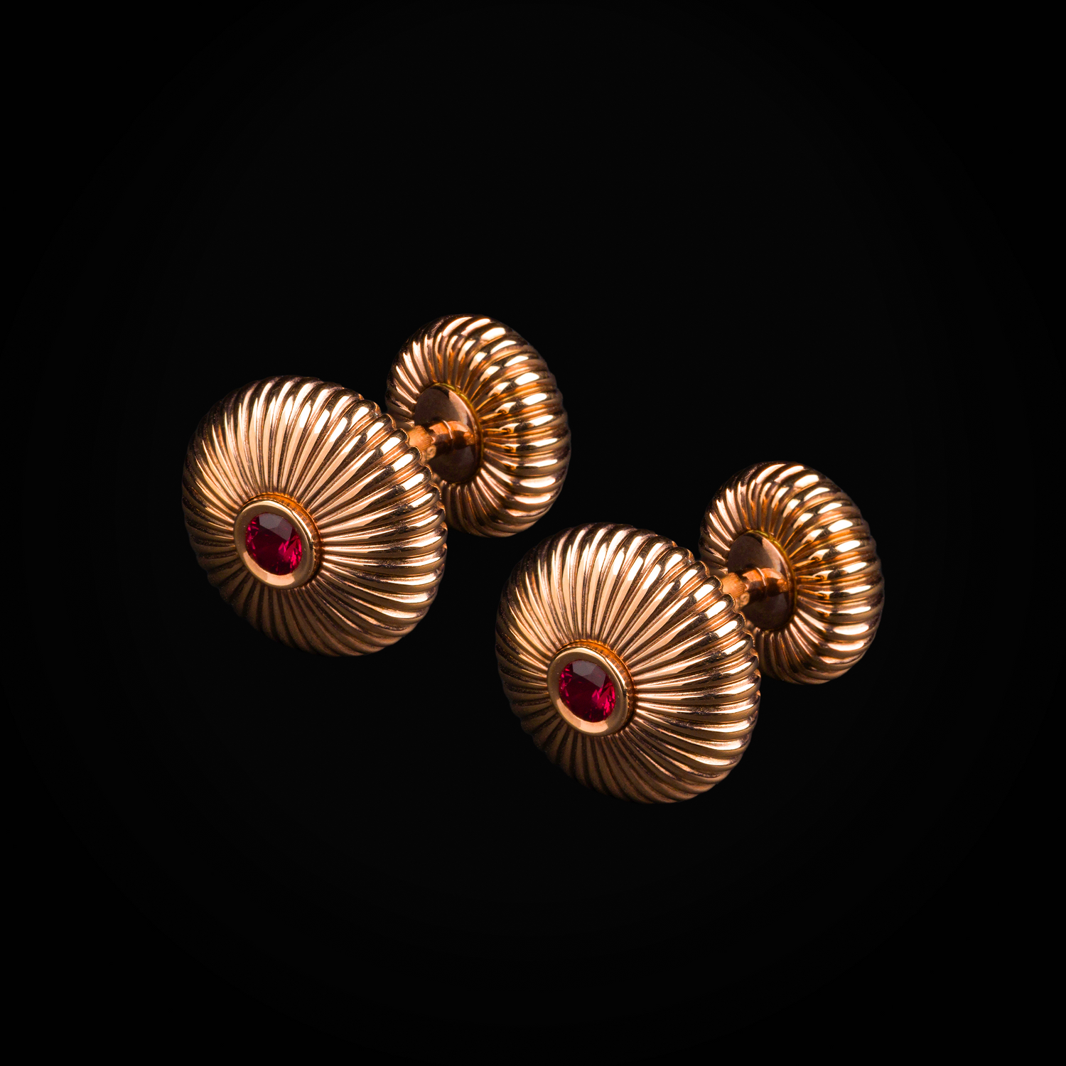 Arete flor fabergé circular troquelada rubís centrales oro rosa 18k