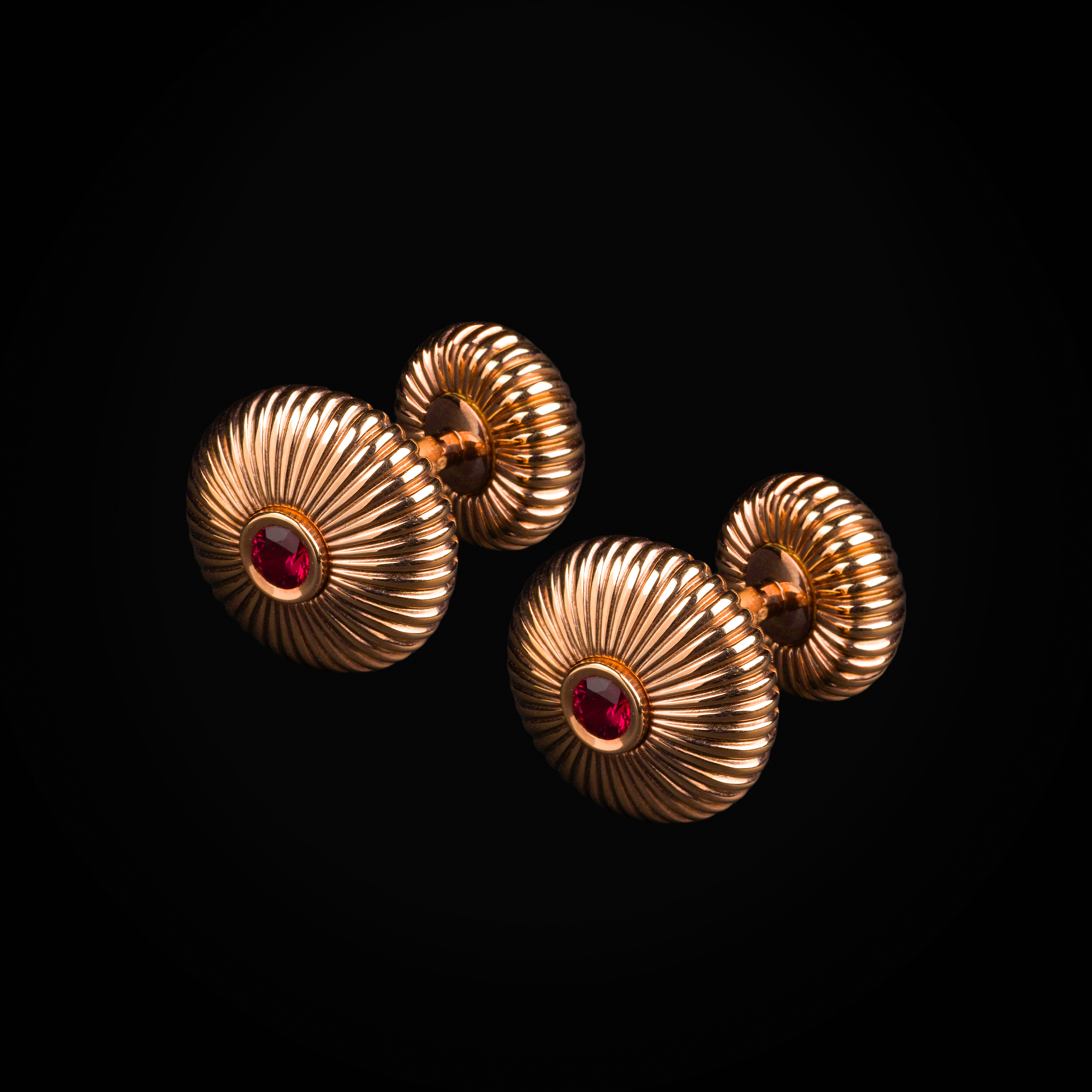 Arete flor fabergé circular troquelada rubís centrales oro rosa 18k