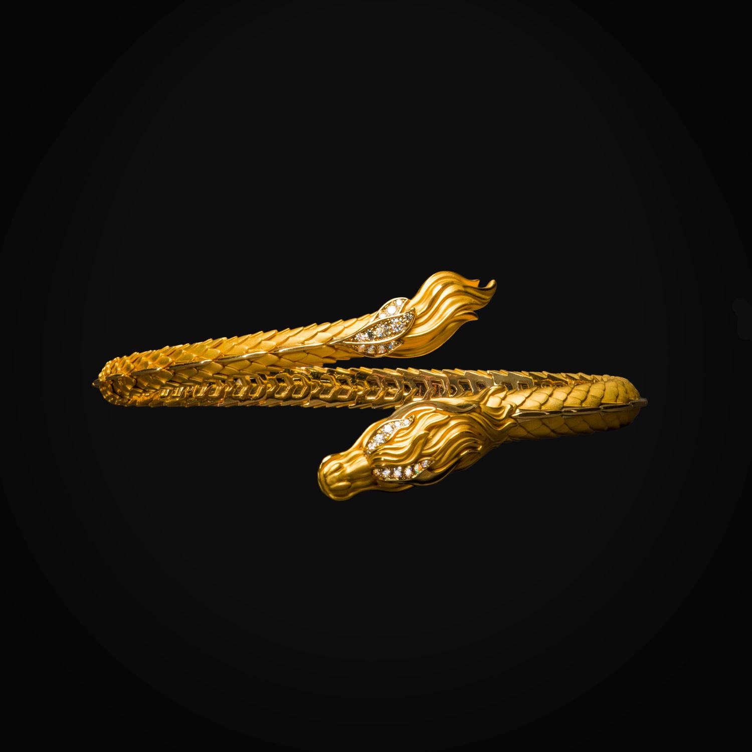 Brazalete 18k Oro Amarillo Brazalete Dragon Detalles en Mate y Liso con Diamantes de Mina Corte Brillante