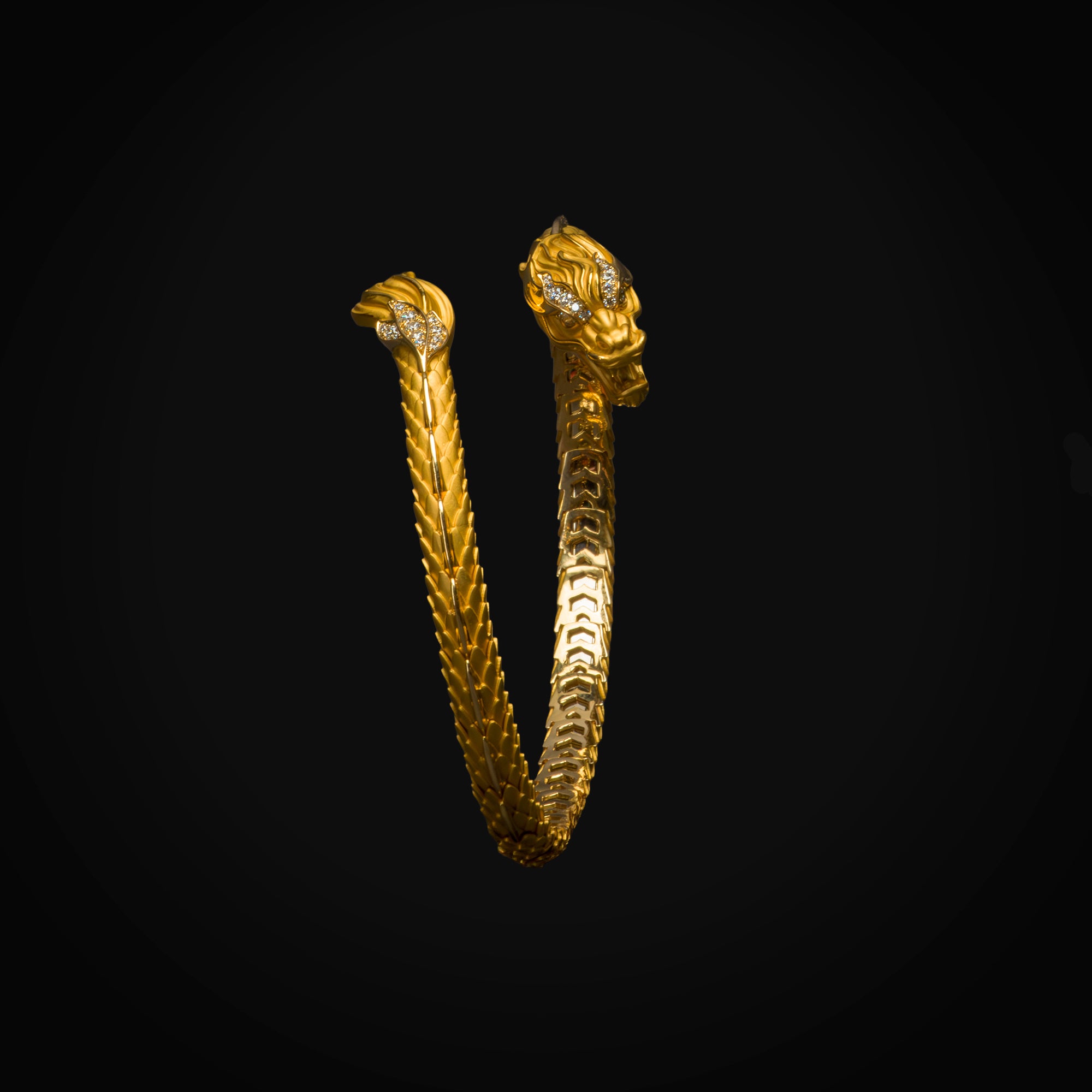 Brazalete 18k Oro Amarillo Brazalete Dragon Detalles en Mate y Liso con Diamantes de Mina Corte Brillante