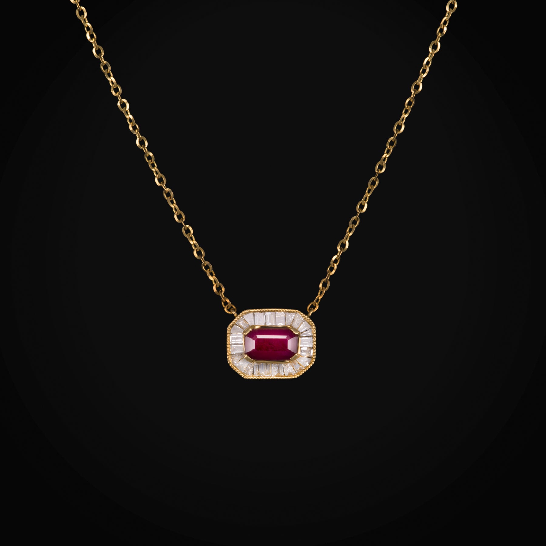Cadena con Dije Rubie Central Corte Baguette en Oro Amarillo 14K + Estuche