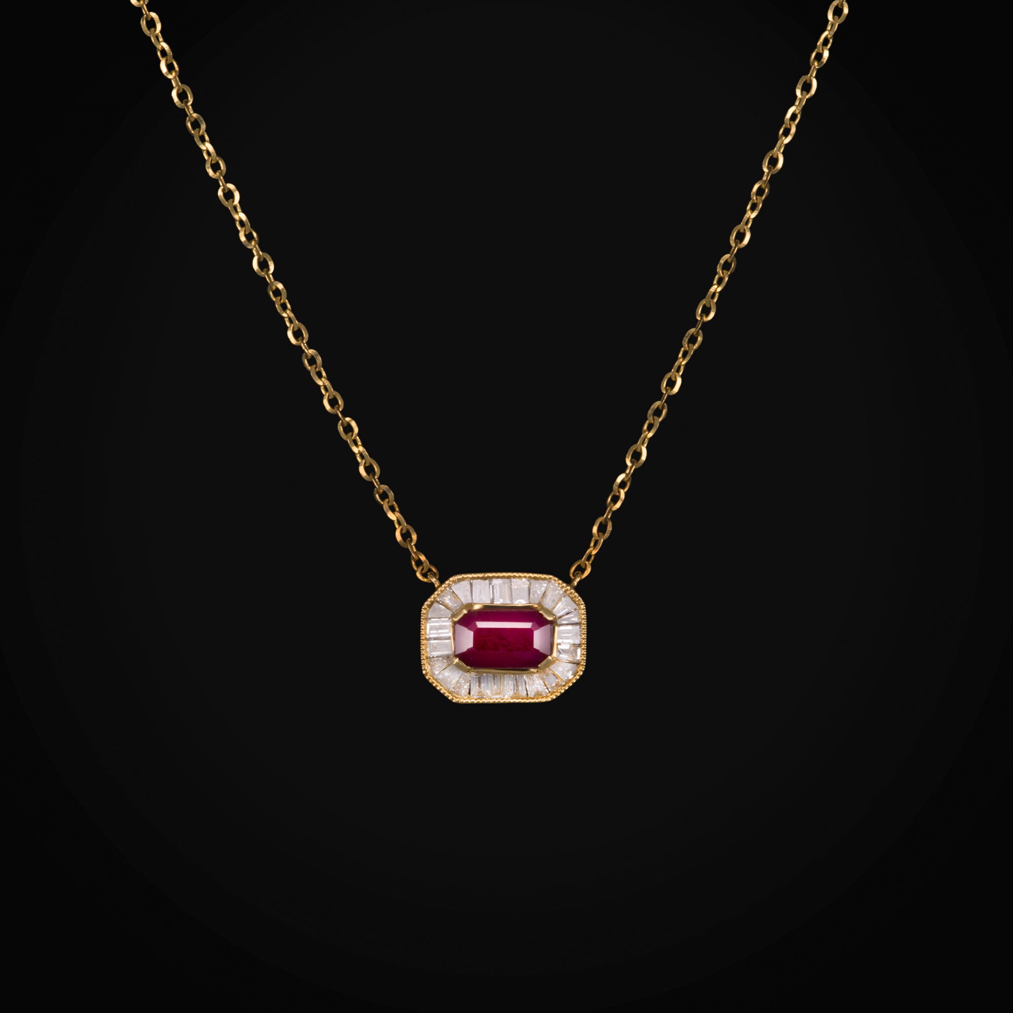 Cadena con Dije Rubie Central Corte Baguette en Oro Amarillo 14K + Estuche
