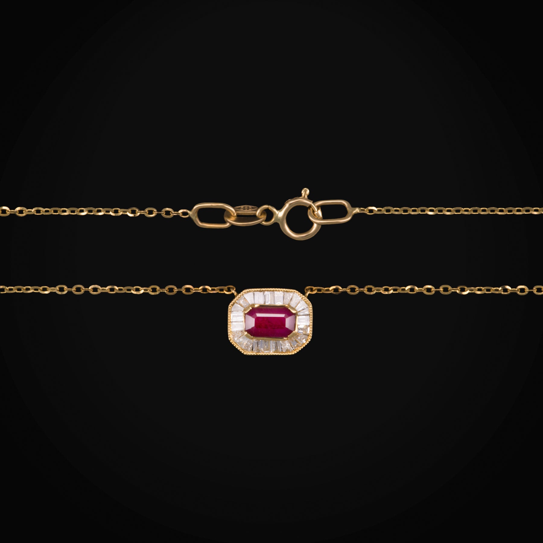 Cadena con Dije Rubie Central Corte Baguette en Oro Amarillo 14K + Estuche