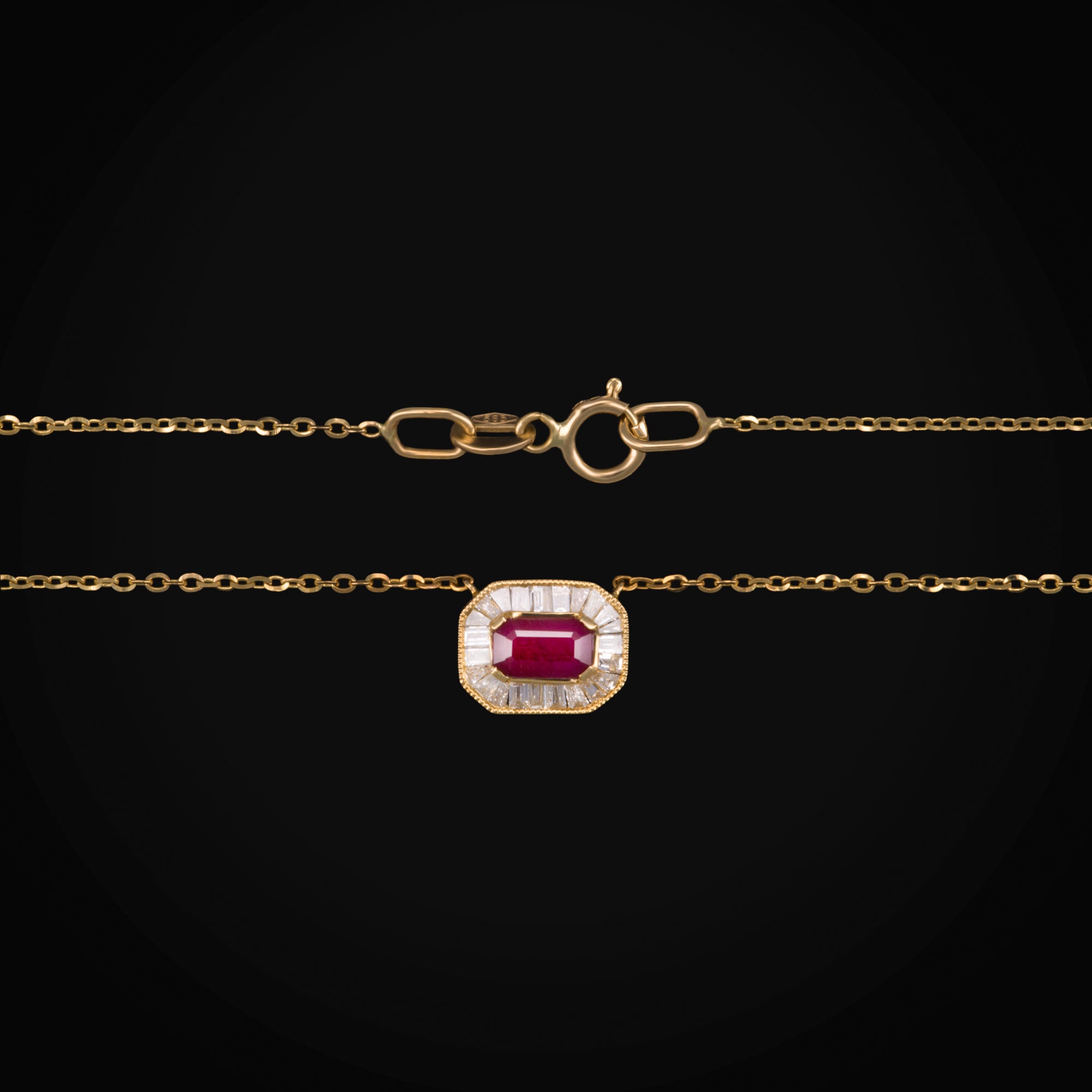 Cadena con Dije Rubie Central Corte Baguette en Oro Amarillo 14K + Estuche