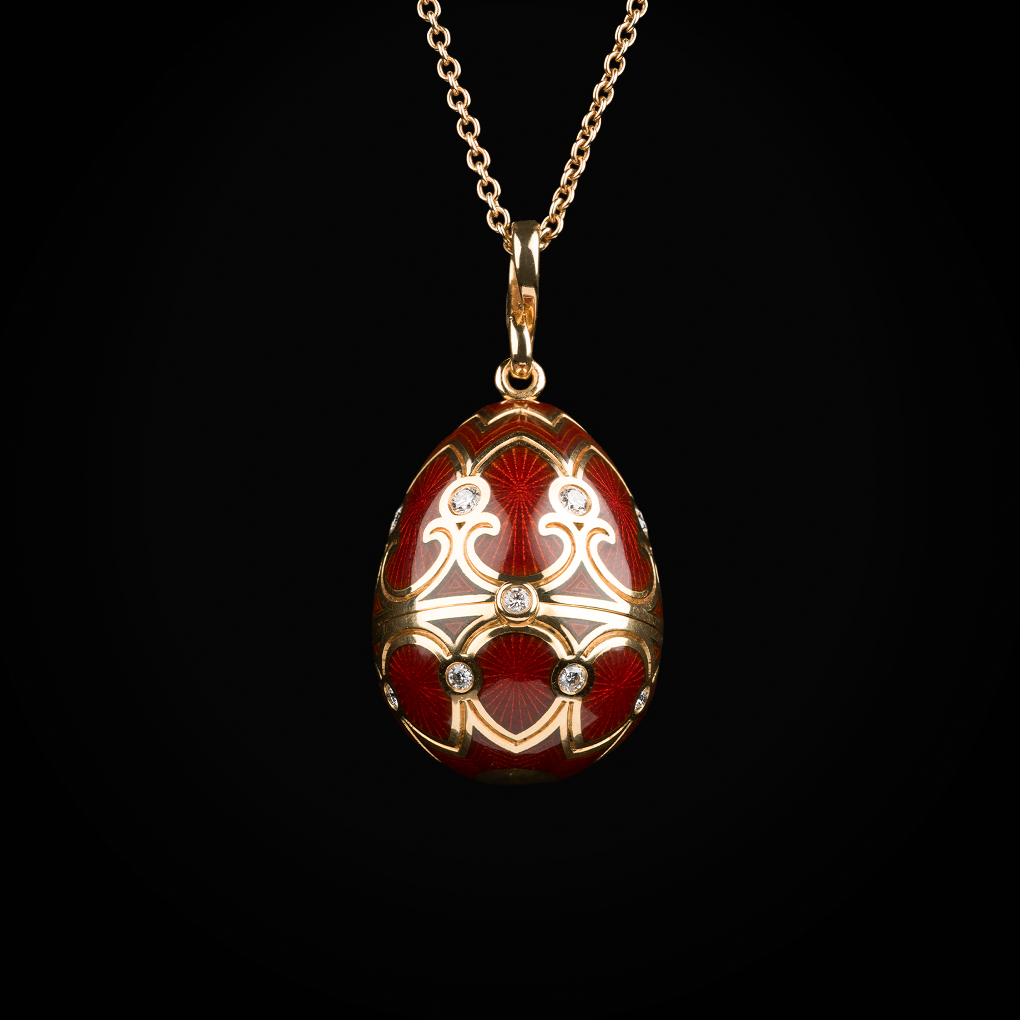 Cadena con dije huevo con esmalte guiloché vitreo rojo interior con carroza sobre plataforma de cornalina de oro amarillo 18k con diamantes naturales