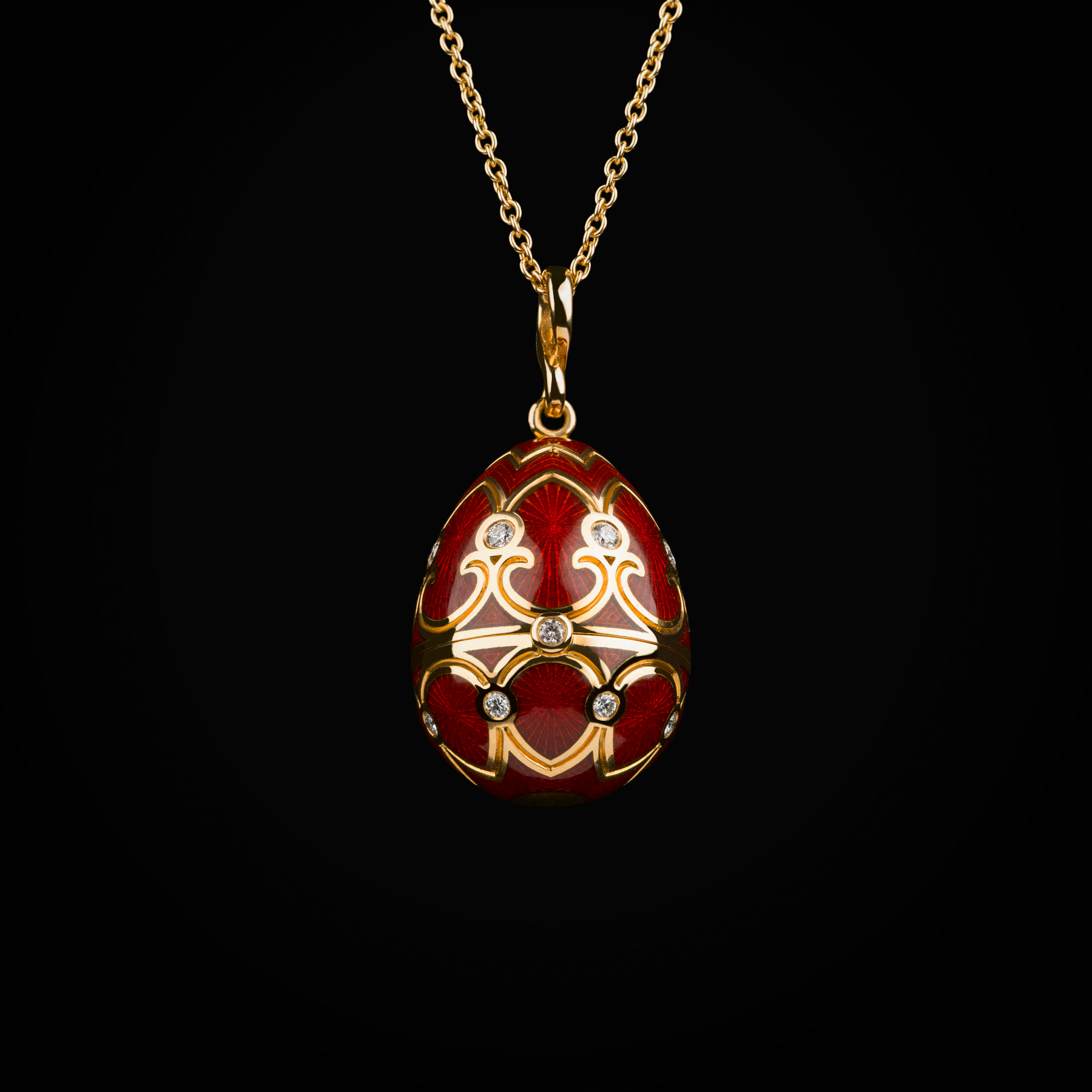 Cadena con dije huevo fabergé esmalte vitreo rojo corona interna purpura con rubís, esmeraldas, zafiros & cornalina de oro amarillo 18k