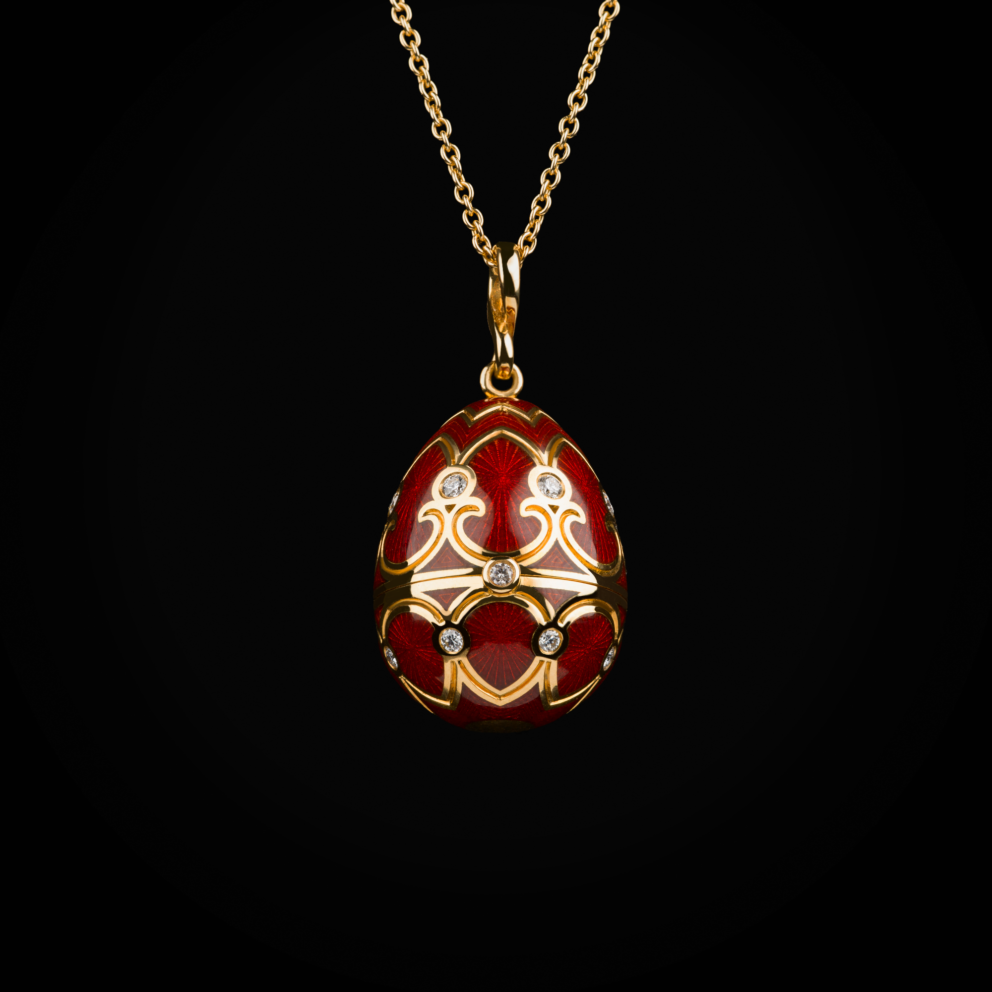 Cadena con dije huevo fabergé esmalte vitreo rojo corona interna purpura con rubís, esmeraldas, zafiros & cornalina de oro amarillo 18k