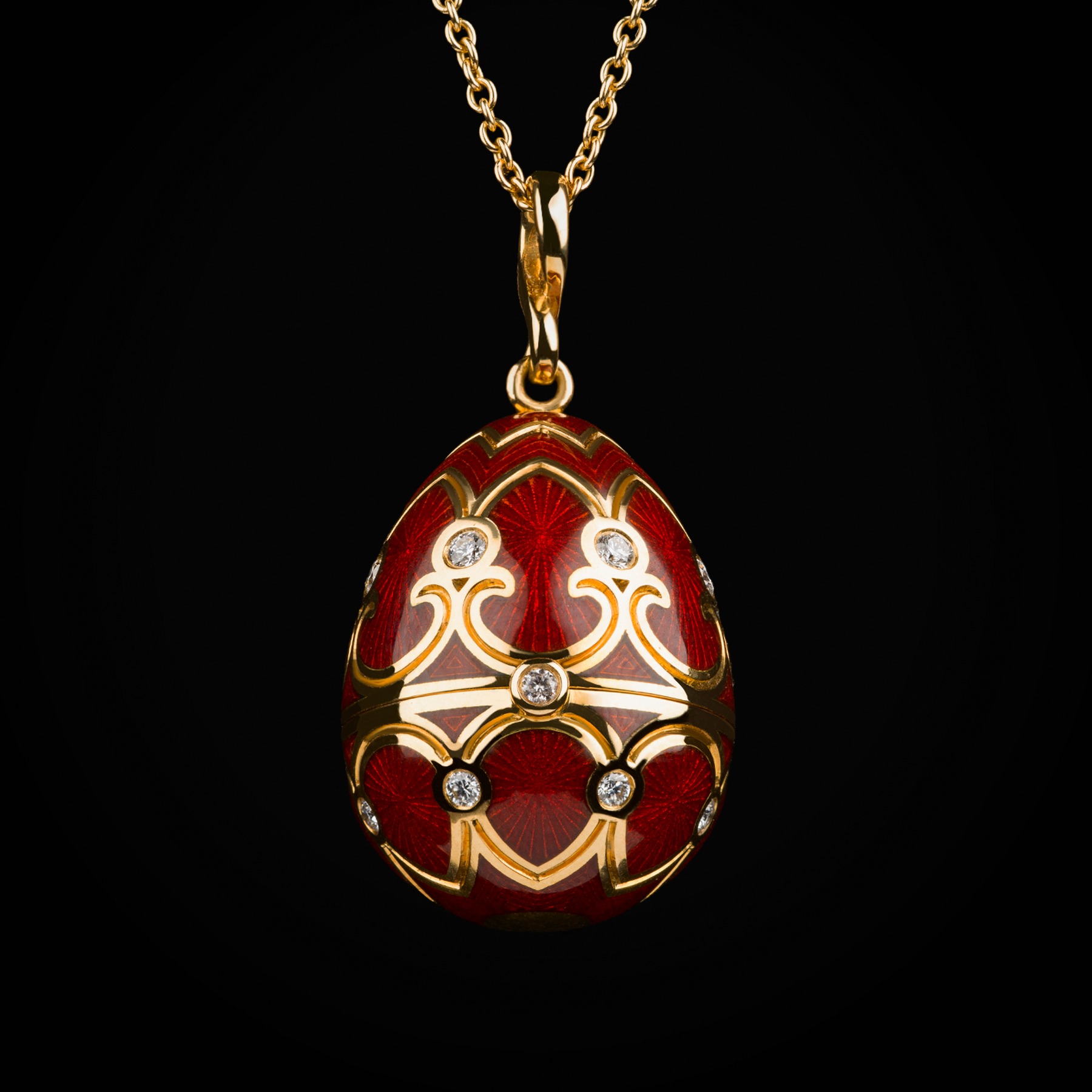 Cadena con dije huevo fabergé esmalte vitreo rojo corona interna purpura con rubís, esmeraldas, zafiros & cornalina de oro amarillo 18k