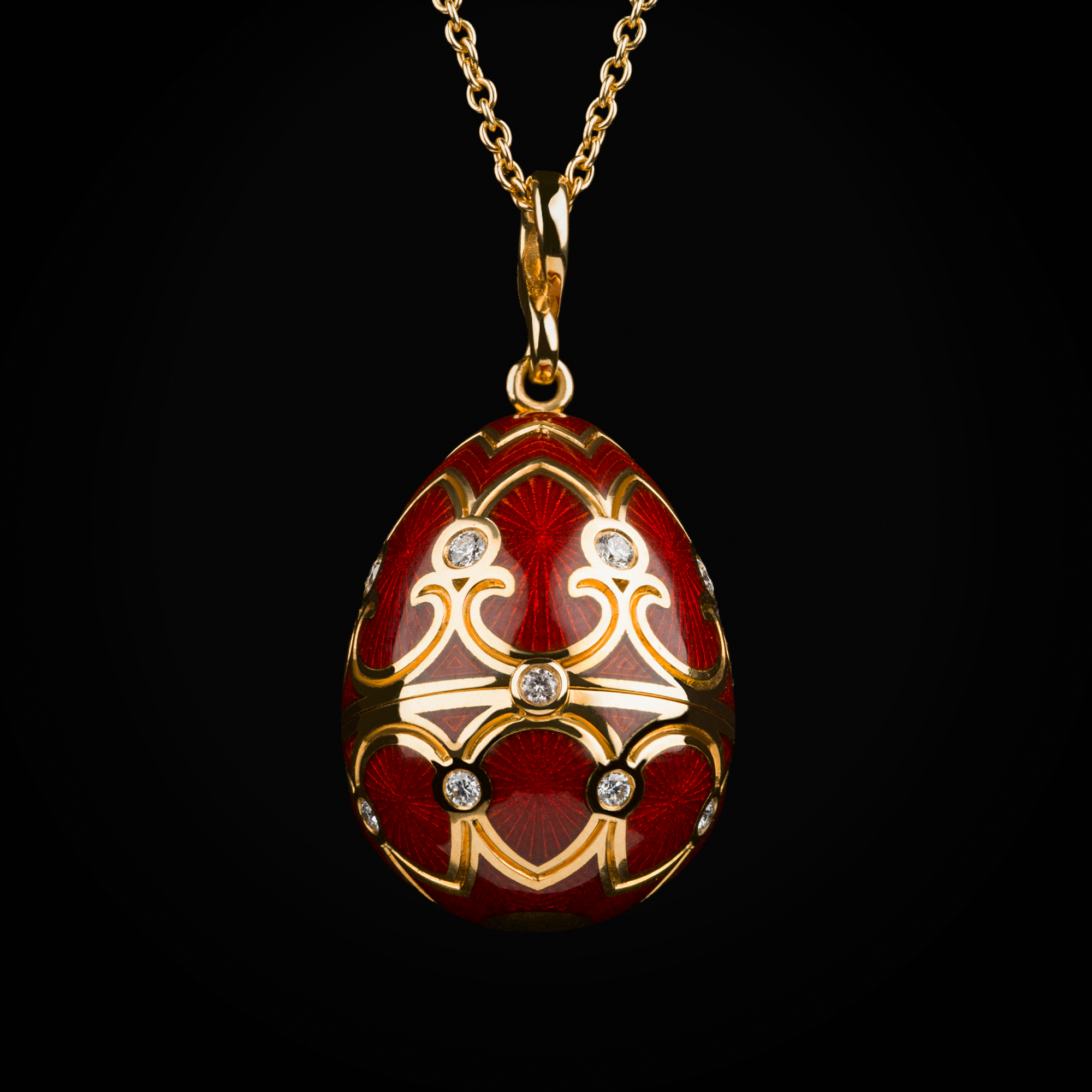 Cadena con dije huevo fabergé esmalte vitreo rojo corona interna purpura con rubís, esmeraldas, zafiros & cornalina de oro amarillo 18k