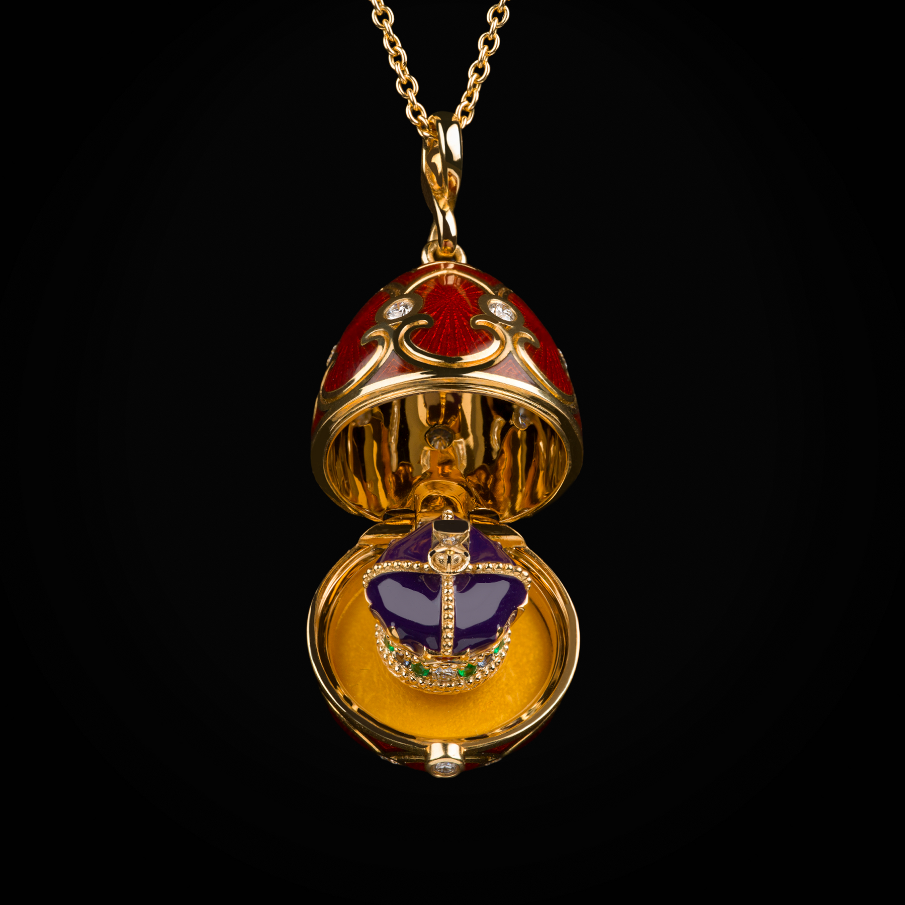 Cadena con dije huevo fabergé esmalte vitreo rojo corona interna purpura con rubís, esmeraldas, zafiros & cornalina de oro amarillo 18k