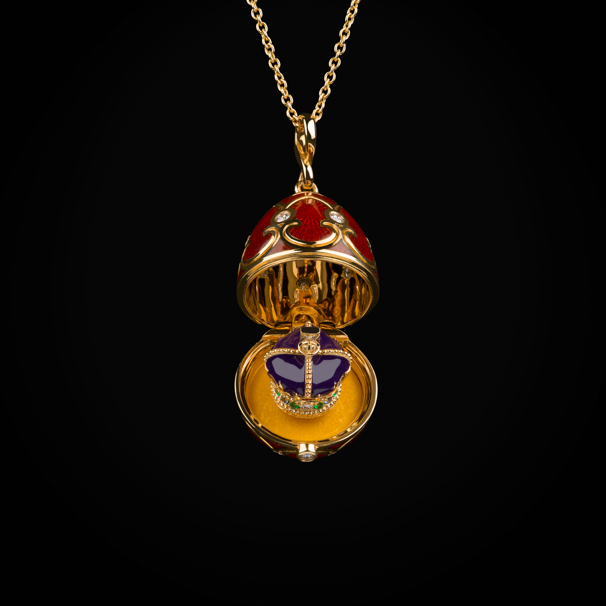 Cadena con dije huevo fabergé esmalte vitreo rojo corona interna purpura con rubís, esmeraldas, zafiros & cornalina de oro amarillo 18k