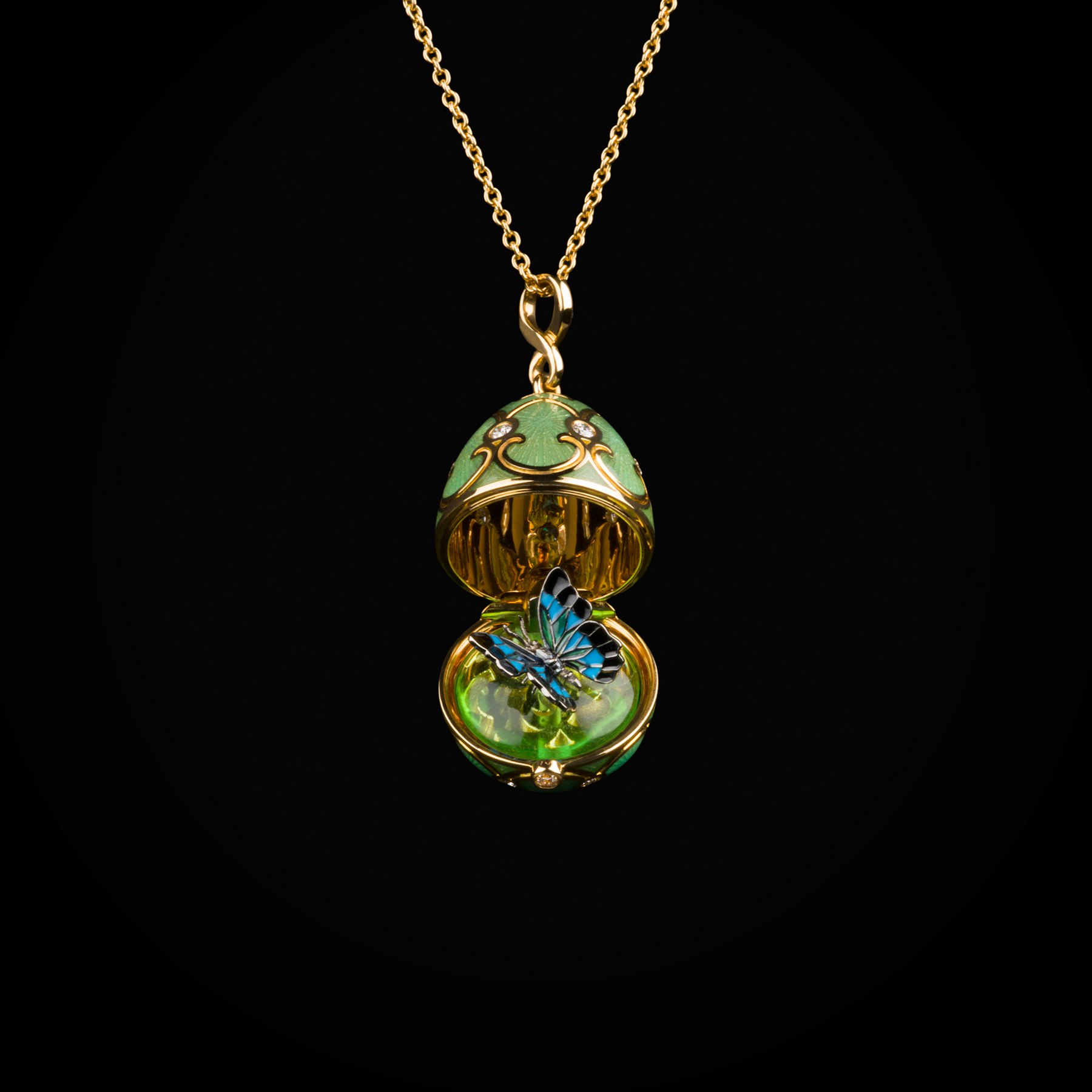 Cadena huevo fabergé esmalte vitreo verde mariposa central oro amarillo 18k con diamantes de mina.