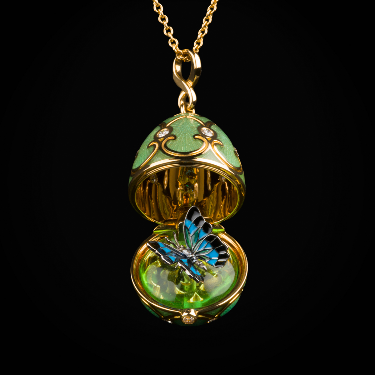 Cadena huevo fabergé esmalte vitreo verde mariposa central oro amarillo 18k con diamantes de mina.