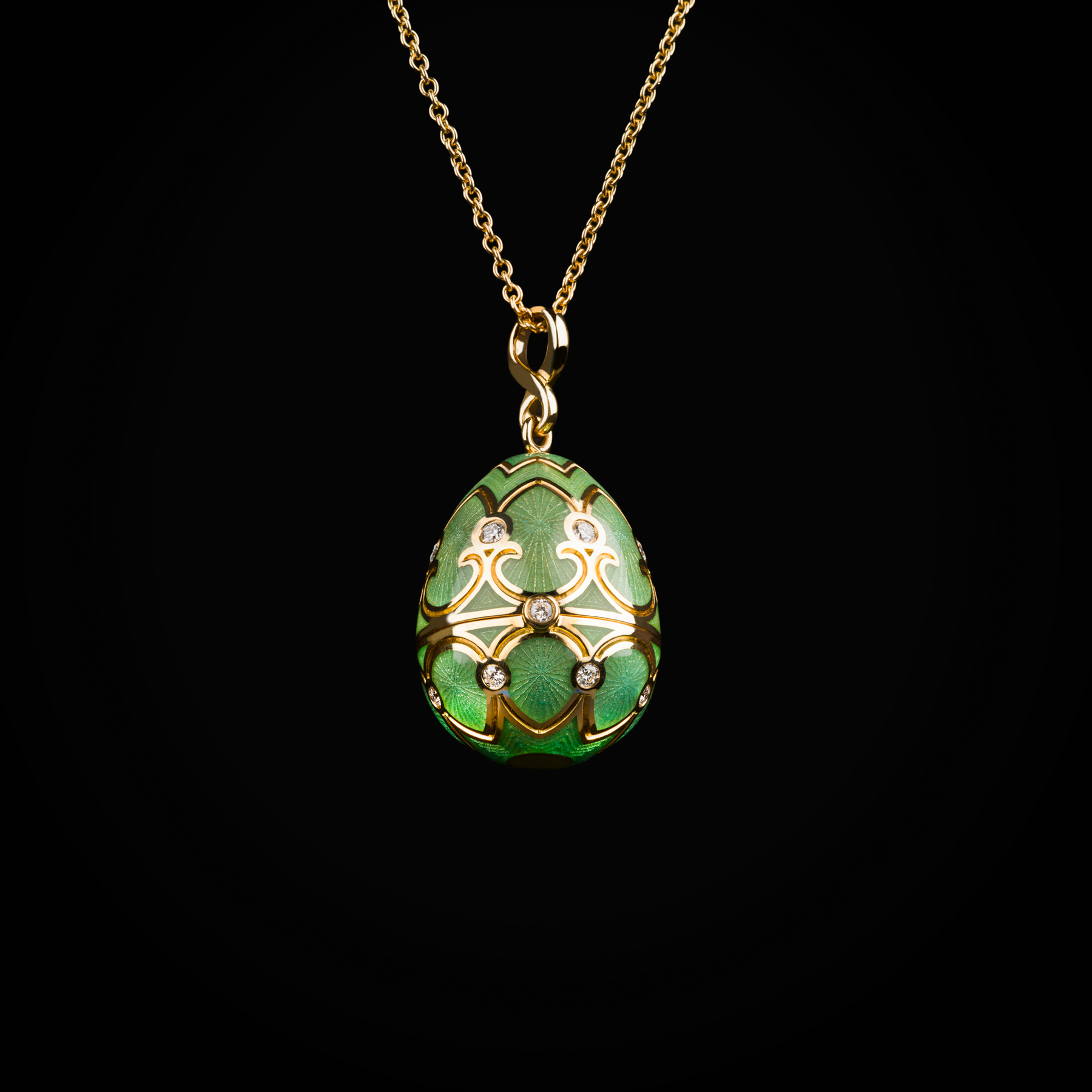 Cadena huevo fabergé esmalte vitreo verde mariposa central oro amarillo 18k con diamantes de mina.