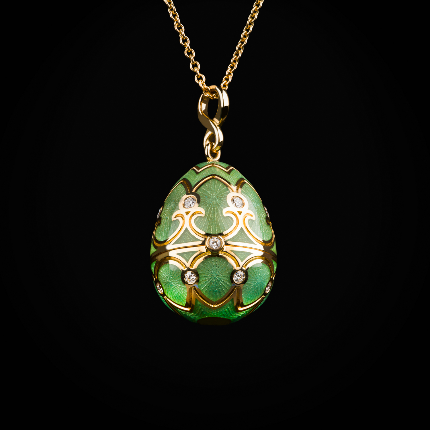 Cadena huevo fabergé esmalte vitreo verde mariposa central oro amarillo 18k con diamantes de mina.