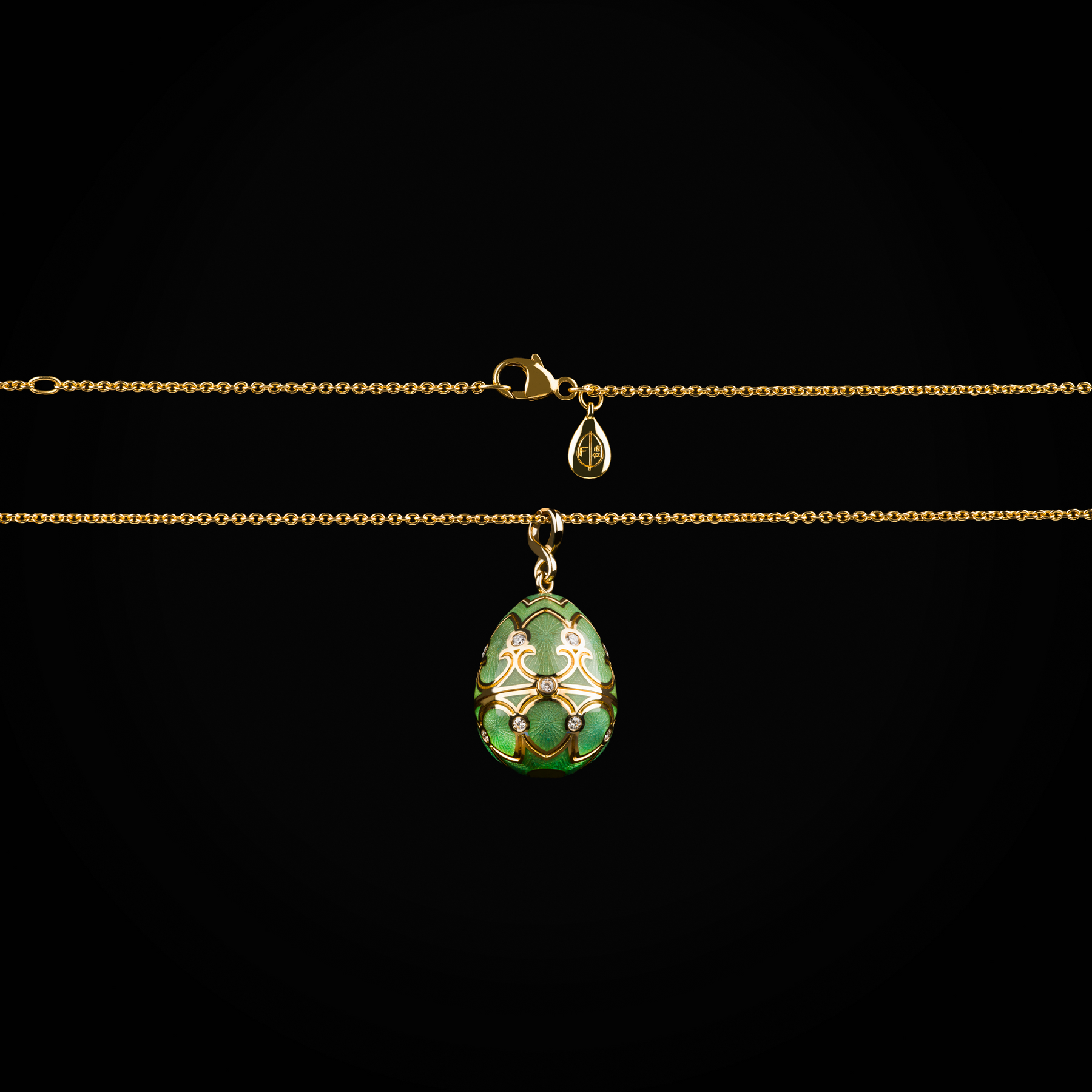 Cadena huevo fabergé esmalte vitreo verde mariposa central oro amarillo 18k con diamantes de mina.