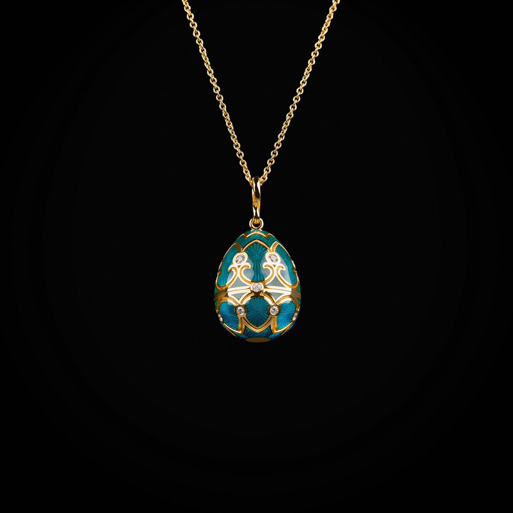 Cadena huevo fabergé esmalte vitreo azul claro libélula central oro amarillo 18k con diamantes de mina