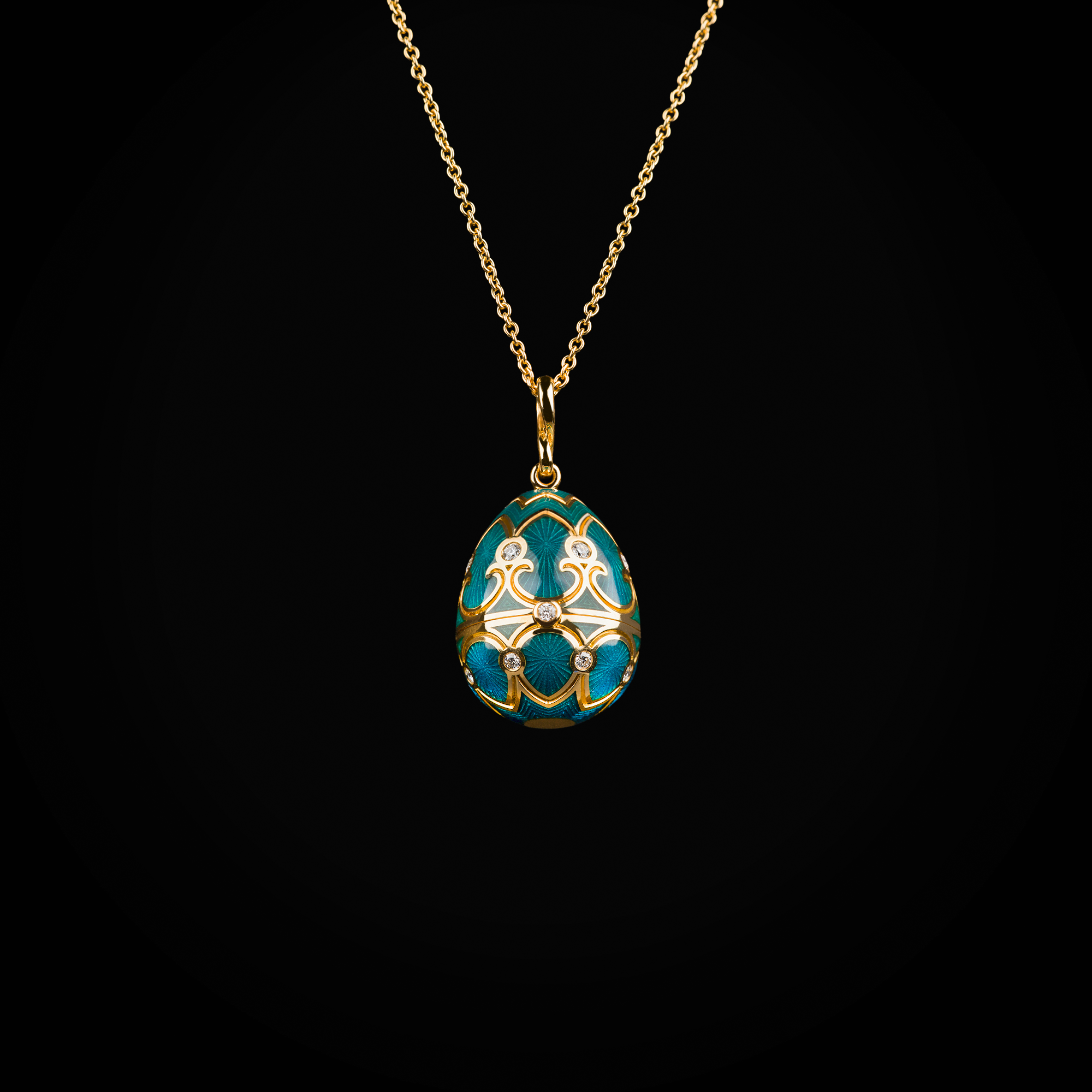 Cadena huevo fabergé esmalte vitreo azul claro libélula central oro amarillo 18k con diamantes de mina