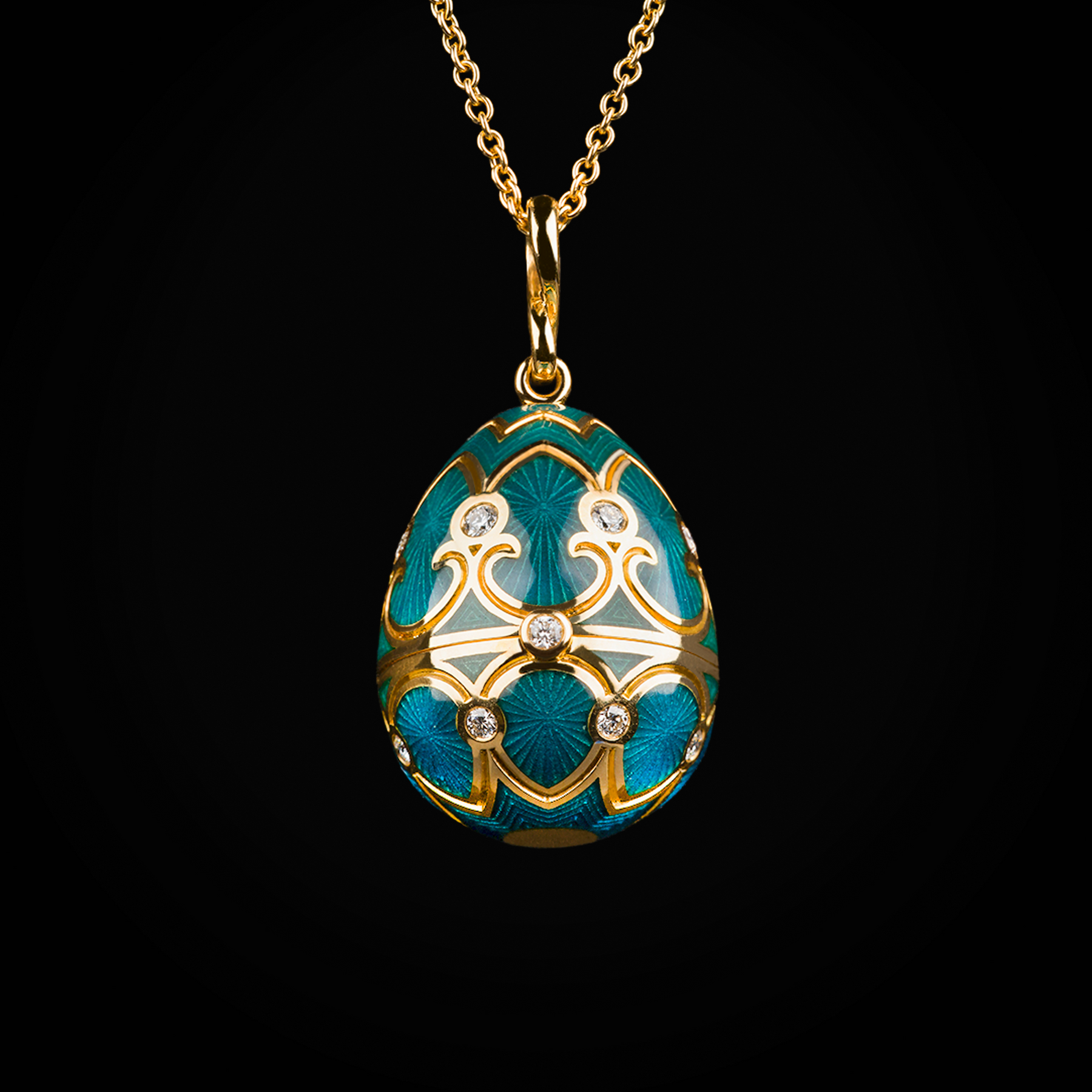 Cadena huevo fabergé esmalte vitreo azul claro libélula central oro amarillo 18k con diamantes de mina